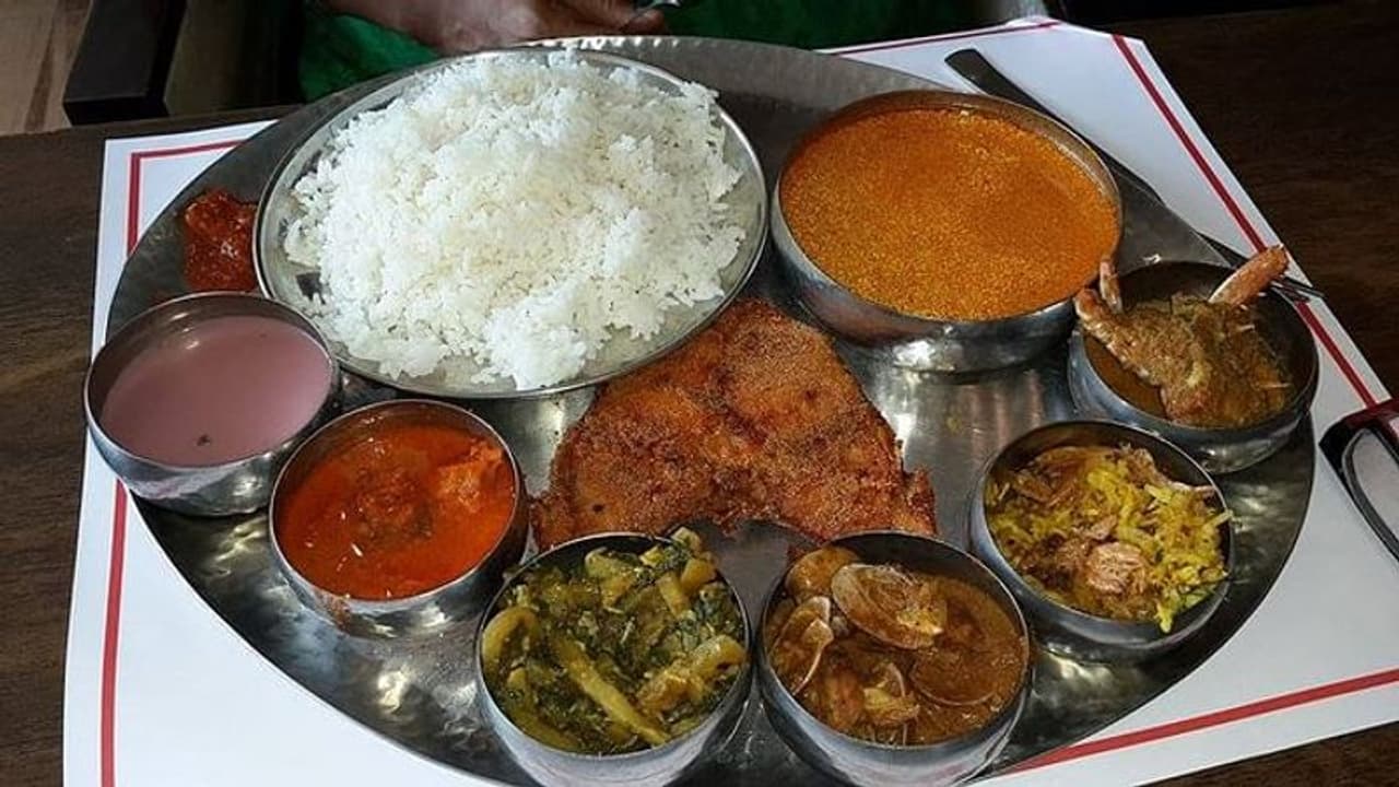 <p>ಗೋವಾ: ಗೋವಾದ ಆಹಾರದಲ್ಲಿ ಸೀಫುಡ್ಗೇ ಮುಖ್ಯಸ್ಥಾನ. ಸ್ಪೈಸಿ ಗೋವನ್ ಥಾಲಿಯಲ್ಲಿ ವಿಂದಾಲೂ, ಸೋಲ್ ಕಡೀ, ಬಾಳೆಹಣ್ಣಿನ ಹಲ್ವಾ, ಫ್ರೈಡ್ ಕೋರ್ಮೋಲಾಸ್ ಮುಂತಾದವು ಇರುತ್ತವೆ. </p> <p>ಗೋವಾ: ಗೋವಾದ ಆಹಾರದಲ್ಲಿ ಸೀಫುಡ್ಗೇ ಮುಖ್ಯಸ್ಥಾನ. ಸ್ಪೈಸಿ ಗೋವನ್ ಥಾಲಿಯಲ್ಲಿ ವಿಂದಾಲೂ, ಸೋಲ್ ಕಡೀ, ಬಾಳೆಹಣ್ಣಿನ ಹಲ್ವಾ, ಫ್ರೈಡ್ ಕೋರ್ಮೋಲಾಸ್ ಮುಂತಾದವು ಇರುತ್ತವೆ. </p>