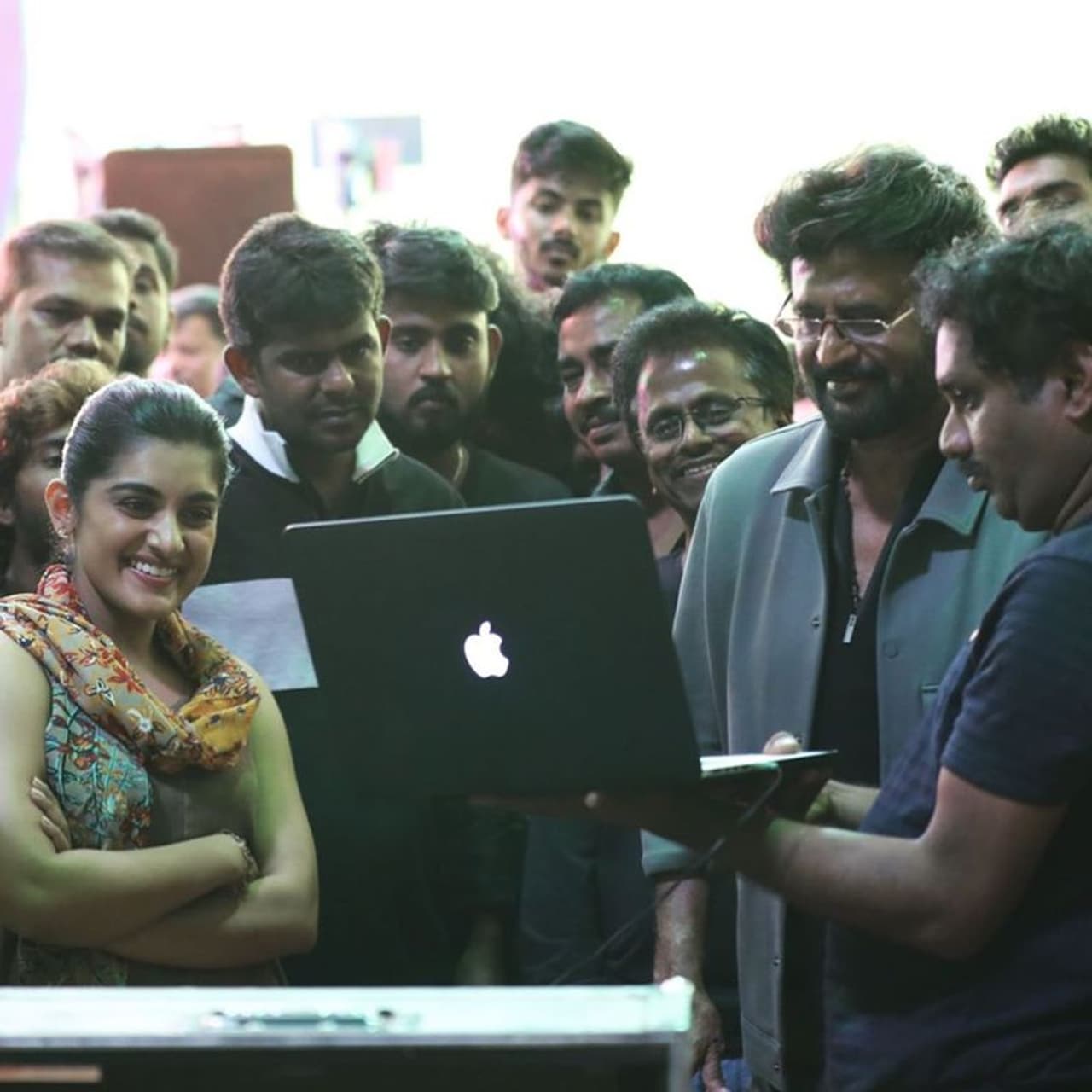 <p>தர்பார் படத்தின் காட்சியை மானிட்டர் பார்க்கும் ரஜினி நிவேதா&nbsp;</p>