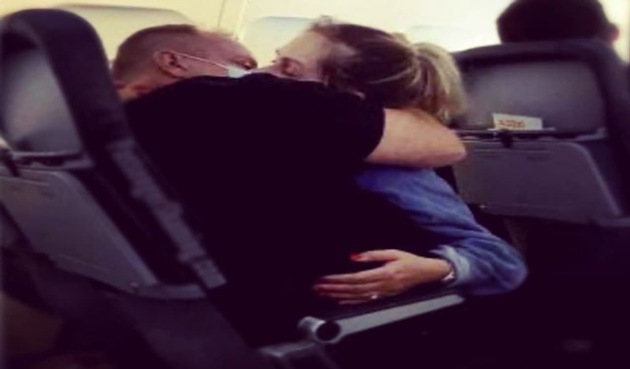 <p>ಸೋಶಿಯಲ್ ಮೀಡಿಯಾದಲ್ಲಿ ವೈರಲ್ ಆಗುತ್ತಿರುವ ಈ ಫೋಟೋದಲ್ಲಿ ಜೋಡಿಯೊಂದು ವಿಮಾನದಲ್ಲಿ ಸಾರ್ವಜನಿಕವಾಗಿ ಪರಸ್ಪರ ಚುಂಬಿಸುತ್ತಿರುವ ದೃಶ್ಯವಿದೆ. </p> <p>ಸೋಶಿಯಲ್ ಮೀಡಿಯಾದಲ್ಲಿ ವೈರಲ್ ಆಗುತ್ತಿರುವ ಈ ಫೋಟೋದಲ್ಲಿ ಜೋಡಿಯೊಂದು ವಿಮಾನದಲ್ಲಿ ಸಾರ್ವಜನಿಕವಾಗಿ ಪರಸ್ಪರ ಚುಂಬಿಸುತ್ತಿರುವ ದೃಶ್ಯವಿದೆ. </p>