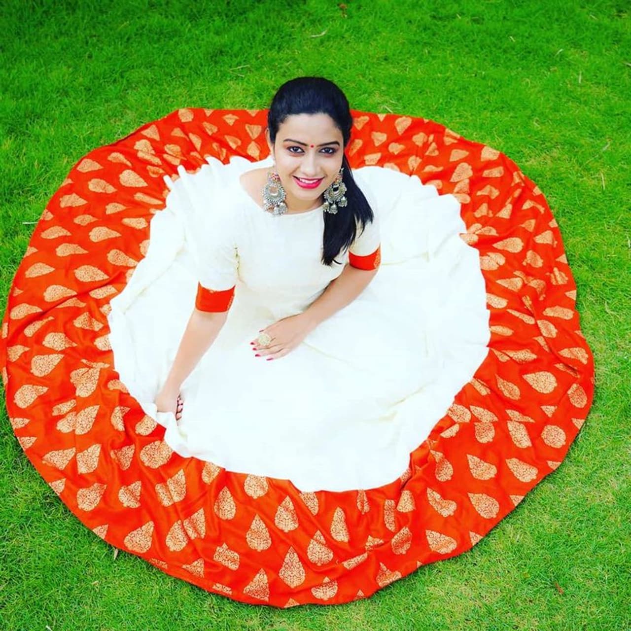 <p>அணைத்து பெண்களுக்கும் பிடித்த போஸ் அதில் சங்கீதா&nbsp;</p>