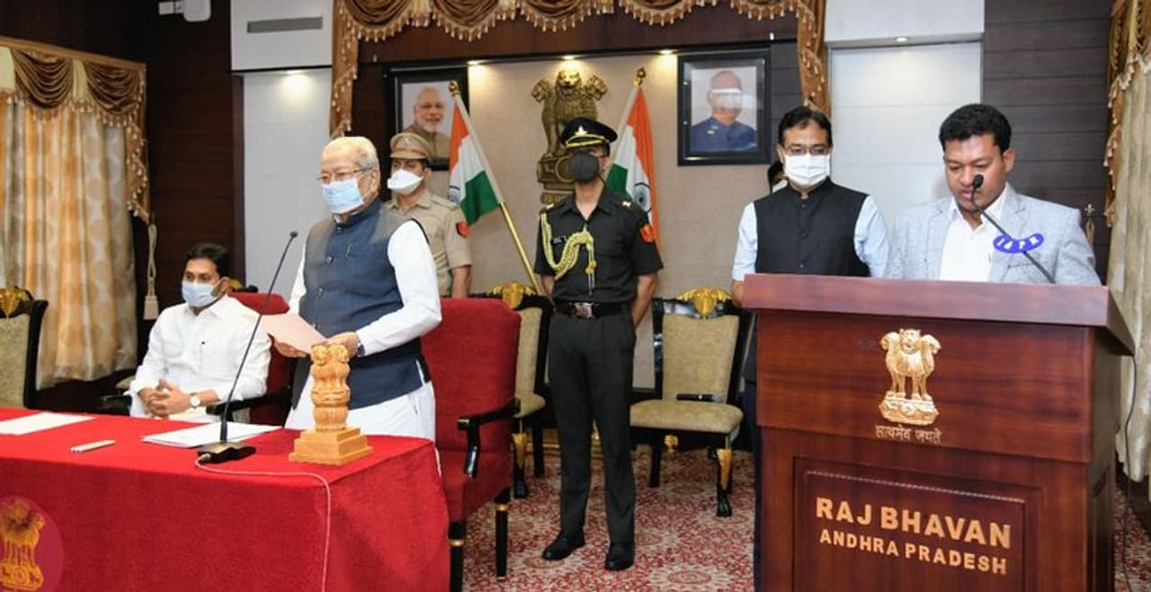 <p>సీదిరి అప్పలరాజుతో ప్రమాణ స్వీకారం చేయిస్తున్న గవర్నర్ హరిచందన్</p> <p>సీదిరి అప్పలరాజుతో ప్రమాణ స్వీకారం చేయిస్తున్న గవర్నర్ హరిచందన్</p>