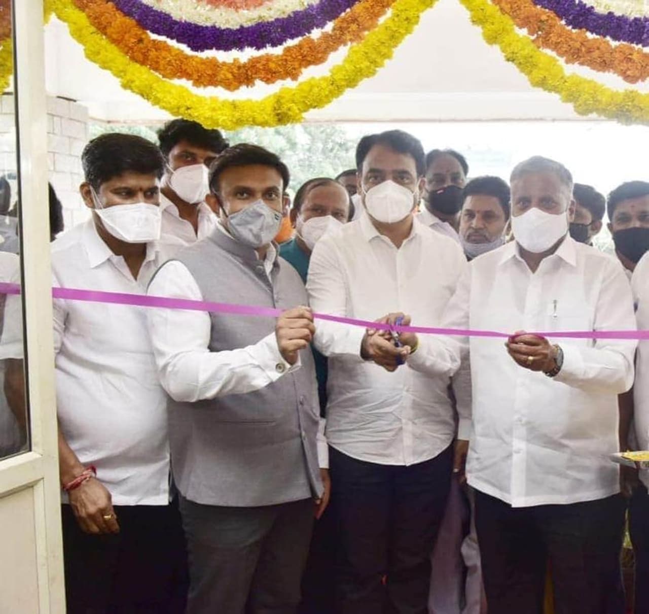 <p>175 ಹಾಸಿಗೆ ಸಾಮರ್ಥ್ಯದ ಕೋವಿಡ್‌ ನಿಗಾ ಕೇಂದ್ರ ಉದ್ಘಾಟಿಸಿದ ವಸತಿ ಸಚಿವ ವಿ. ಸೋಮಣ್ಣ&nbsp;</p>