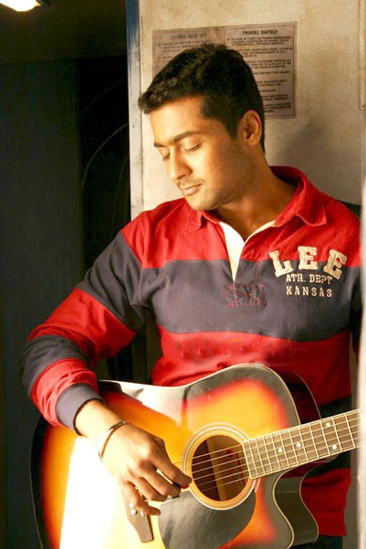 <p>இந்த படத்தில், சூர்யா கெளதம் என்கிற கதாபாத்திரமாகவே வாழ்ந்து நடித்திருப்பார். நடிகை ஜோதிகாவும் குந்தவி என்கிற கதாபாத்தில் நடித்து கலக்கி இருப்பர்.</p> <p>இந்த படத்தில், சூர்யா கெளதம் என்கிற கதாபாத்திரமாகவே வாழ்ந்து நடித்திருப்பார். நடிகை ஜோதிகாவும் குந்தவி என்கிற கதாபாத்தில் நடித்து கலக்கி இருப்பர்.</p>