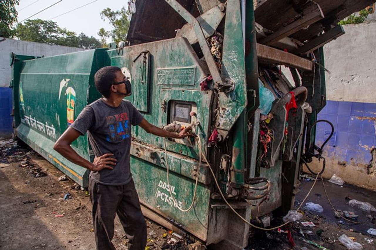 <p>രാജ്യത്ത് പുതിയ കേസുകളുടെ എണ്ണത്തിലും മരണസംഖ്യയിലും ഇത് വരെയുള്ള എറ്റവും ഉയർന്ന പ്രതിദിന വർധനവാണ് കഴിഞ്ഞ 24 മണിക്കൂറിനിടെ രേഖപ്പെടുത്തിയതെന്ന് കേന്ദ്ര ആരോഗ്യമന്ത്രാലയം പുറത്ത് വിട്ട കണക്കുകള്‍ പറയുന്നു.&nbsp;</p>
