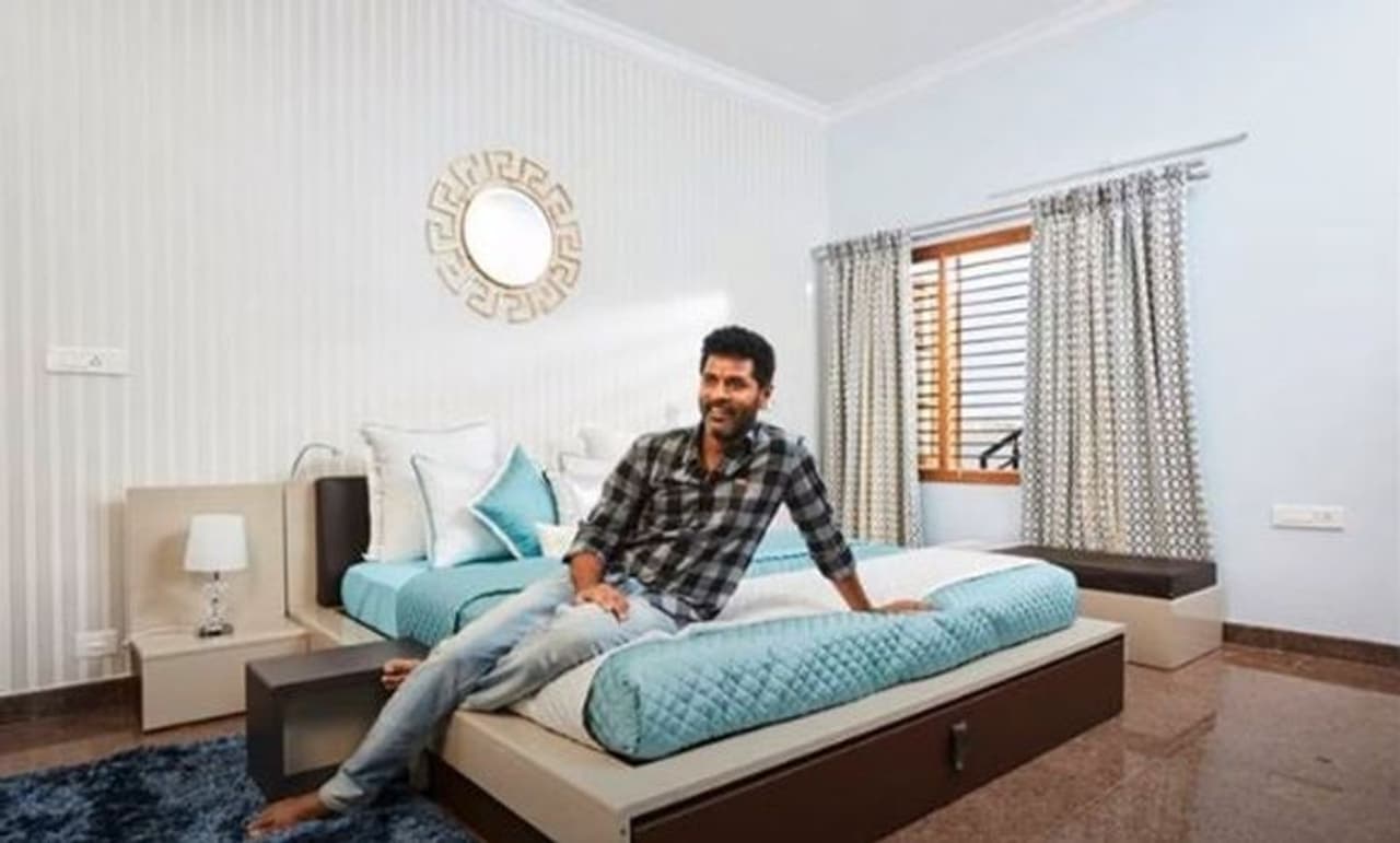 <p>సకల సదుపాయాలు, అన్ని ఏర్పాట్లు ఉన్న ప్రభుదేవా బెడ్ రూం.</p>