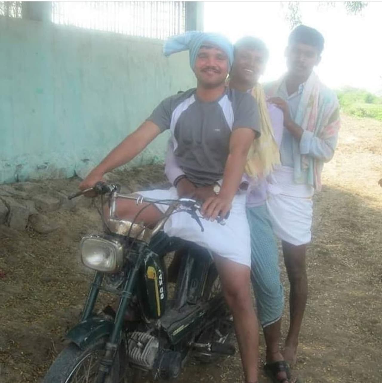 <p>ರವಿ ಧ್ಯಾಮಪ್ಪ ಚನ್ನಣ್ಣನವರ್ ಕರ್ನಾಟಕದ ಒಬ್ಬ ಭಾರತೀಯ ನಾಗರೀಕ ಸೇವಕ. ಇವರು 2008 ರ ತಂಡದಲ್ಲಿ ತರಬೇತಿ ಪಡೆದ ಕರ್ನಾಟಕ ಪೊಲೀಸ್ ಅಧಿಕಾರಿ.</p> <p>ರವಿ ಧ್ಯಾಮಪ್ಪ ಚನ್ನಣ್ಣನವರ್ ಕರ್ನಾಟಕದ ಒಬ್ಬ ಭಾರತೀಯ ನಾಗರೀಕ ಸೇವಕ. ಇವರು 2008 ರ ತಂಡದಲ್ಲಿ ತರಬೇತಿ ಪಡೆದ ಕರ್ನಾಟಕ ಪೊಲೀಸ್ ಅಧಿಕಾರಿ.</p>