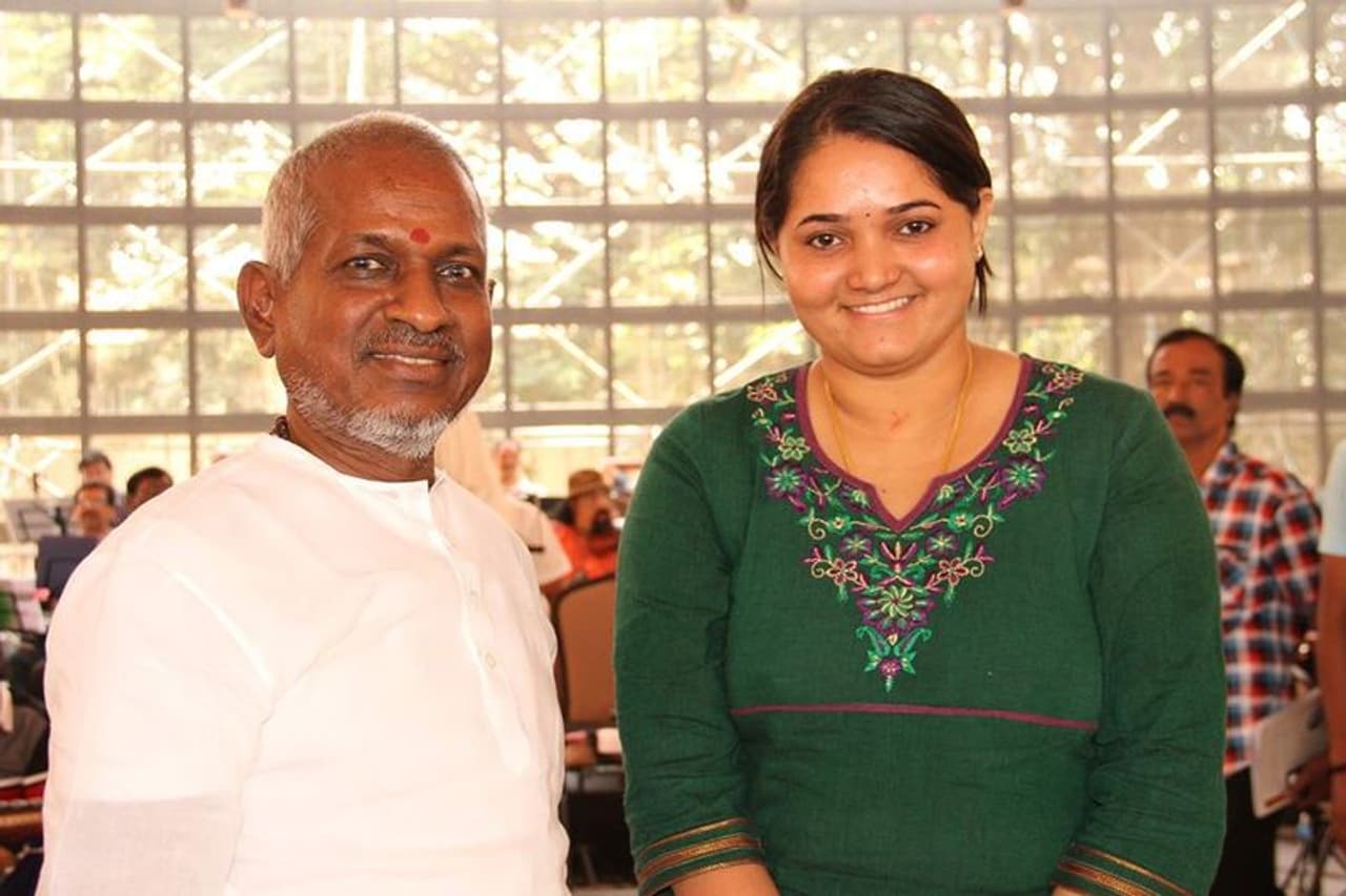 <p>ಅನುರಾಧಾ ಭಟ್ ಅವರು ಮಂಗಳೂರು ಮೂಲದವರಿಗಿದ್ದು ಶ್ರೀಕೃಷ್ಣ ಭಟ್ ಮತ್ತು ಗಾಯತ್ರಿ ಶ್ರೀಕೃಷ್ಣ ಭಟ್ ಅವರ ಪ್ರಥಮ ಪುತ್ರಿಯಾಗಿದ್ದು ,ನಟಿ ನಿರೂಪಕಿ ಅನುಪಮಾ ಭಟ್ ಅವರು ದ್ವಿತೀಯ ಪುತ್ರಿಯಾಗಿದ್ದಾರೆ.</p> <p>ಅನುರಾಧಾ ಭಟ್ ಅವರು ಮಂಗಳೂರು ಮೂಲದವರಿಗಿದ್ದು ಶ್ರೀಕೃಷ್ಣ ಭಟ್ ಮತ್ತು ಗಾಯತ್ರಿ ಶ್ರೀಕೃಷ್ಣ ಭಟ್ ಅವರ ಪ್ರಥಮ ಪುತ್ರಿಯಾಗಿದ್ದು ,ನಟಿ ನಿರೂಪಕಿ ಅನುಪಮಾ ಭಟ್ ಅವರು ದ್ವಿತೀಯ ಪುತ್ರಿಯಾಗಿದ್ದಾರೆ.</p>