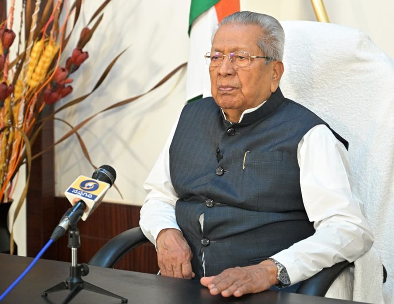 <p>ఆంధ్రప్రదేశ్ కి మూడు రాజధానుల బిల్లుపై గవర్నర్ ఆమోదముద్ర వేసినప్పటినుండి ప్రతిపక్షాలు జగన్ సర్కార్ పై తీవ్ర స్థాయిలో ఆరోపణలు చేస్తున్నాయి. మాట తప్పారు, మడమ తిప్పారు అంటూ ప్రాసలతో ప్రభుత్వంపై తీవ్రస్థాయి ఆరోపణలు చేస్తున్నారు. </p> <p>ఆంధ్రప్రదేశ్ కి మూడు రాజధానుల బిల్లుపై గవర్నర్ ఆమోదముద్ర వేసినప్పటినుండి ప్రతిపక్షాలు జగన్ సర్కార్ పై తీవ్ర స్థాయిలో ఆరోపణలు చేస్తున్నాయి. మాట తప్పారు, మడమ తిప్పారు అంటూ ప్రాసలతో ప్రభుత్వంపై తీవ్రస్థాయి ఆరోపణలు చేస్తున్నారు. </p>