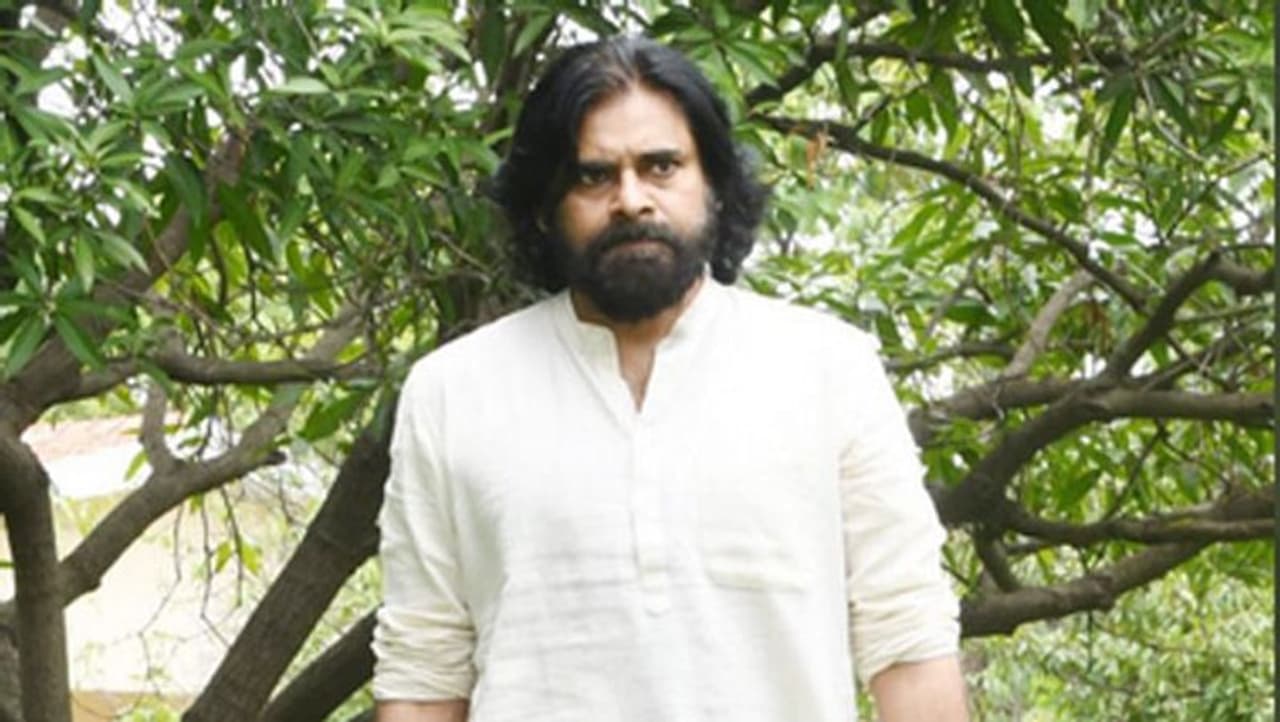 <p style="text align: justify;">జనసేన పవన్ కల్యాణ్ కు రాజకీయాల వల్ల ప్రస్తుతానికైతే వచ్చేది ఏమీ లేదు, పోయేది కూడా ఏమీ లేదు. కానీ, తక్షణ సమస్యలపై మాత్రం ఆయన మాట్లాడాల్సి ఉంటుంది. మాట్లాడకపోతే ఆయనపై ప్రశ్నలు కురుస్తాయి. ఆ ప్రశ్నలు రాజకీయ పార్టీల నుంచి కన్నా ప్రజల నుంచి వస్తుంటాయి. దాంతో అనివార్యంగా ప్రతిస్పందించాల్సి వస్తుంది. </p> <p style="text align: justify;">జనసేన పవన్ కల్యాణ్ కు రాజకీయాల వల్ల ప్రస్తుతానికైతే వచ్చేది ఏమీ లేదు, పోయేది కూడా ఏమీ లేదు. కానీ, తక్షణ సమస్యలపై మాత్రం ఆయన మాట్లాడాల్సి ఉంటుంది. మాట్లాడకపోతే ఆయనపై ప్రశ్నలు కురుస్తాయి. ఆ ప్రశ్నలు రాజకీయ పార్టీల నుంచి కన్నా ప్రజల నుంచి వస్తుంటాయి. దాంతో అనివార్యంగా ప్రతిస్పందించాల్సి వస్తుంది. </p>