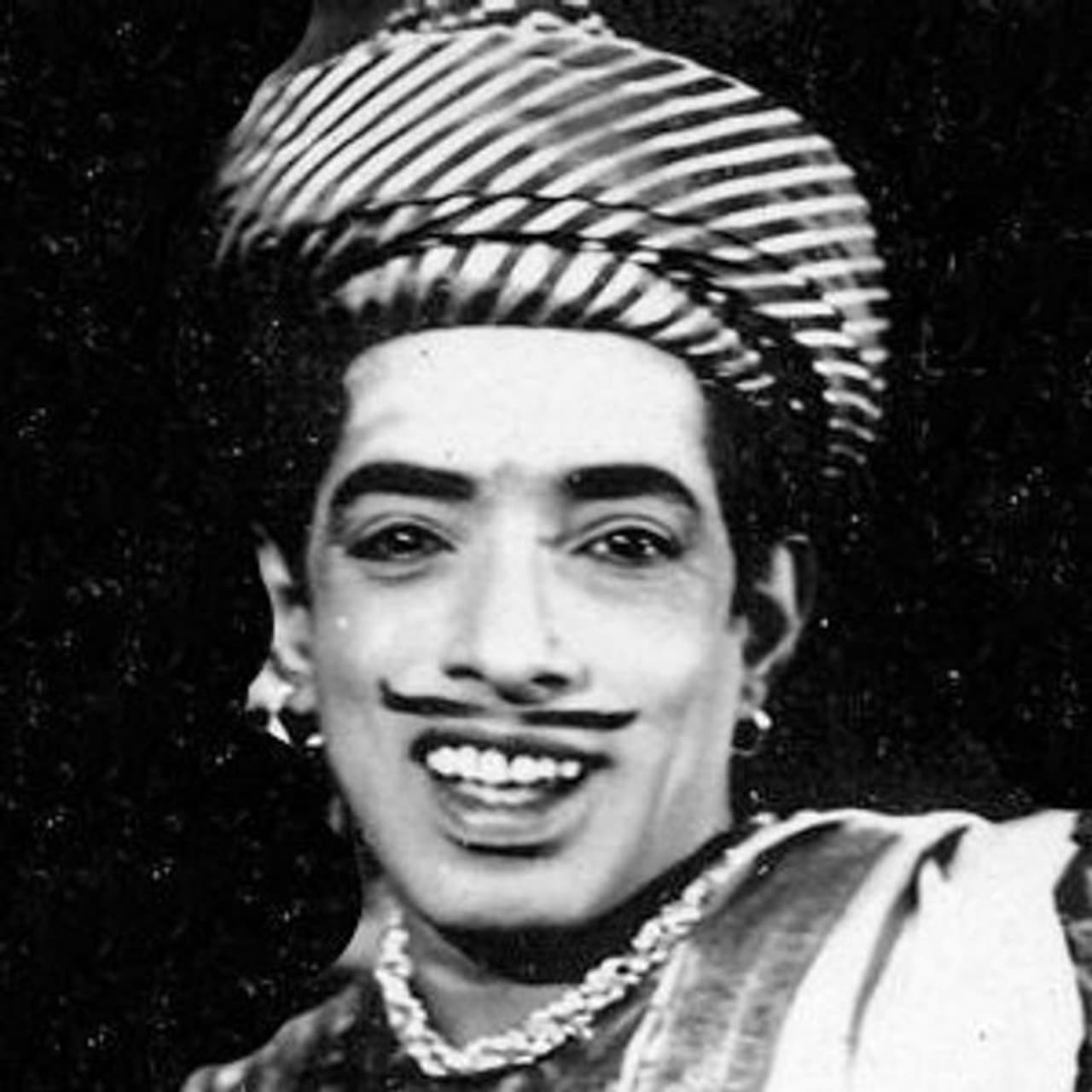 <pre>ತುಮಕೂರು ಜಿಲ್ಲೆಯ ತಿಪಟೂರಿನ ಪೋಲೀಸ್ ಇಲಾಖೆಯ ನೌಕರರಾಗಿದ್ದ ರಾಮರಾಜು ಮತ್ತು ವೆಂಕಟಲಕ್ಷ್ಮಮ್ಮ ದಂಪತಿಗೆ ಜುಲೈ 24, 1926 ರಂದು ನರಸಿಂಹರಾಜು ಅವರು ಜನಿಸಿದರು.</pre> <pre>ತುಮಕೂರು ಜಿಲ್ಲೆಯ ತಿಪಟೂರಿನ ಪೋಲೀಸ್ ಇಲಾಖೆಯ ನೌಕರರಾಗಿದ್ದ ರಾಮರಾಜು ಮತ್ತು ವೆಂಕಟಲಕ್ಷ್ಮಮ್ಮ ದಂಪತಿಗೆ ಜುಲೈ 24, 1926 ರಂದು ನರಸಿಂಹರಾಜು ಅವರು ಜನಿಸಿದರು.</pre>