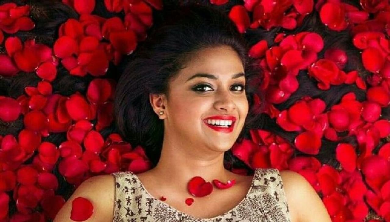 <p style="text align: justify;">మహానటి సినిమాతో జాతీయ స్థాయిలో పేరు తెచ్చుకున్న అందాల భామ కీర్తి సురేష్. హీరోయిన్స్ గ్లామర్ షోతో పోటి పడుతుంటే కీర్తి మాత్రం హోమ్లీ లుక్లోనే వరుస అవకాశాలు అందుకుంటోంది. నటిగా జాతీయ స్థాయిలో ప్రూవ్ చేసుకున్న ఈ బ్యూటీ ప్రస్తుతం వరుస సినిమాలతో బిజీగా ఉంది.</p> <p style="text align: justify;">మహానటి సినిమాతో జాతీయ స్థాయిలో పేరు తెచ్చుకున్న అందాల భామ కీర్తి సురేష్. హీరోయిన్స్ గ్లామర్ షోతో పోటి పడుతుంటే కీర్తి మాత్రం హోమ్లీ లుక్లోనే వరుస అవకాశాలు అందుకుంటోంది. నటిగా జాతీయ స్థాయిలో ప్రూవ్ చేసుకున్న ఈ బ్యూటీ ప్రస్తుతం వరుస సినిమాలతో బిజీగా ఉంది.</p>