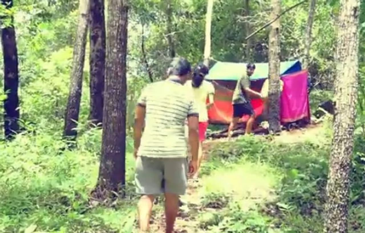 <p>ಕೊರೋನಾದಿಂದಾಗಿ ಆನ್ಲೈನ್ ತರಗತಿಗಾಗಿ ಇಂಟರ್ನೆಟ್ ನೆಟ್ವರ್ಕ್ ಸಿಗದೆ ಪರದಾಡುತ್ತಿರುವ ಬೆಳ್ತಂಗಡಿ ತಾಲೂಕಿನ ಶಿಬಾಜೆ ಗ್ರಾಮದ ಪೆರ್ಲದ ವಿದ್ಯಾರ್ಥಿಗಳು ಗುಡ್ಡದ ಮೇಲೆ ಟೆಂಟ್ ನಿರ್ಮಿಸಿಕೊಂಡು ಪಾಠ ಕೇಳುತ್ತಿದ್ದಾರೆ.</p> <p>ಕೊರೋನಾದಿಂದಾಗಿ ಆನ್ಲೈನ್ ತರಗತಿಗಾಗಿ ಇಂಟರ್ನೆಟ್ ನೆಟ್ವರ್ಕ್ ಸಿಗದೆ ಪರದಾಡುತ್ತಿರುವ ಬೆಳ್ತಂಗಡಿ ತಾಲೂಕಿನ ಶಿಬಾಜೆ ಗ್ರಾಮದ ಪೆರ್ಲದ ವಿದ್ಯಾರ್ಥಿಗಳು ಗುಡ್ಡದ ಮೇಲೆ ಟೆಂಟ್ ನಿರ್ಮಿಸಿಕೊಂಡು ಪಾಠ ಕೇಳುತ್ತಿದ್ದಾರೆ.</p>