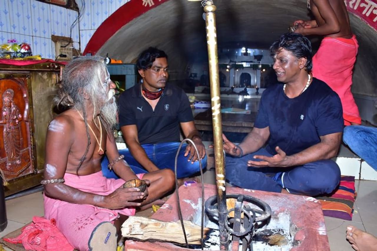 <p>ಪತ್ನಿ ಕೀರ್ತಿಗೌಡ, ಪುತ್ರ ಸಾಮ್ರಾಟ್‌ ಹಾಗೂ ಸ್ನೇಹಿತರೊಂದಿಗೆ ಮಠಕ್ಕೆ ಭೇಟಿ ನೀಡಿದ ಅವರು, ಬಿಡುಗಡೆಗೆ ಸಿದ್ಧವಾಗಿರುವ ಸಲಗ ಚಿತ್ರದ ಯಶ್ವಸಿಗಾಗಿ ಪೂಜೆ ಸಲ್ಲಿಸಿ ಶ್ರೀಗಳಿಂದ ಆಶೀರ್ವಾದ ಪಡೆದುಕೊಂಡಿದ್ದಾರೆ.&nbsp;</p>