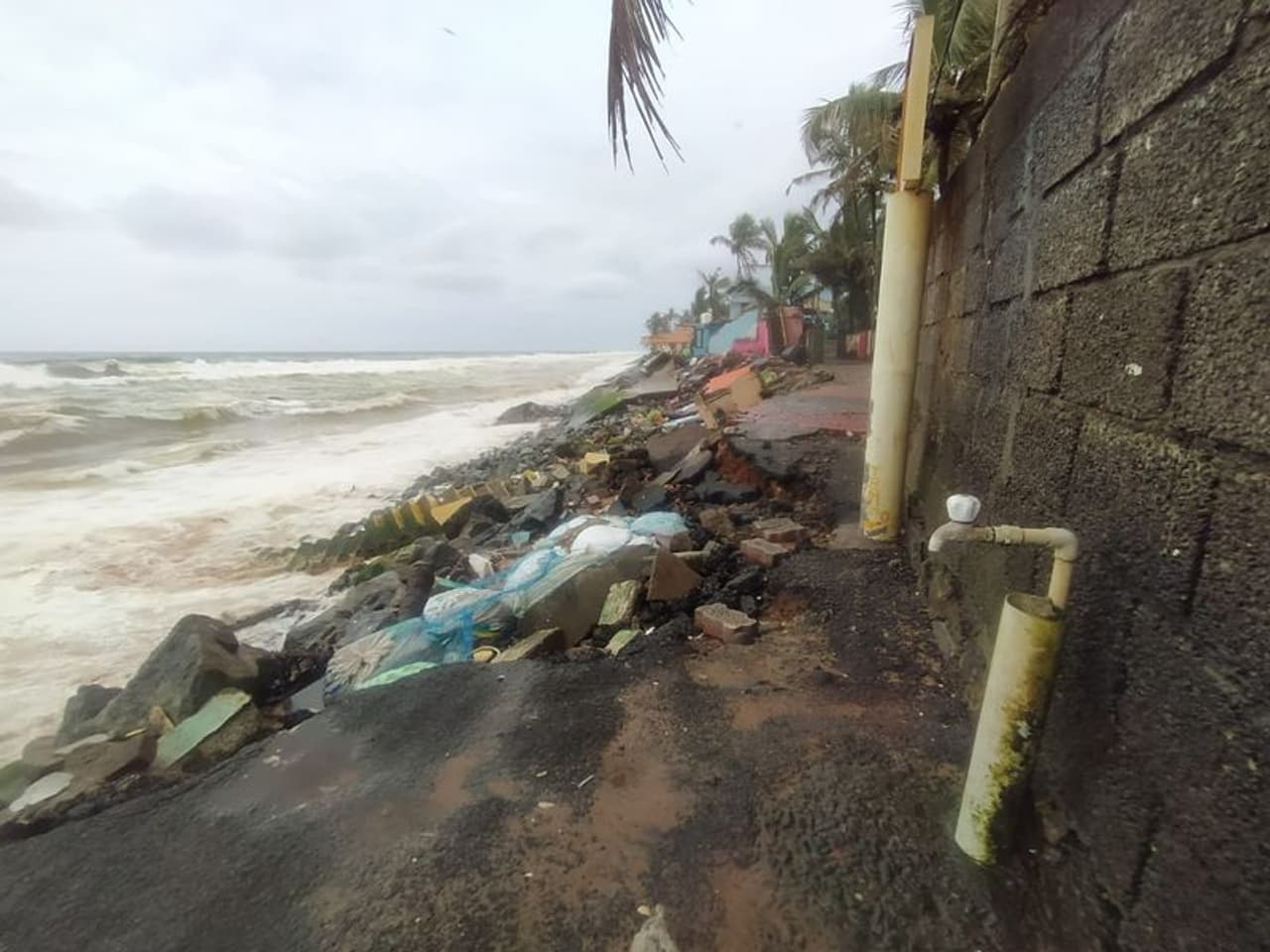 <p>2019 ലെ കടല്ക്ഷോഭത്തില് ഏകദേശം 32 വീടുകള് പൂര്ണ്ണമായും തകര്ന്നു. 45 വീടുകള്ക്ക് ഭാഗീകമായി തകരുകയോ വീണ്ടും കടല് ആക്രമണ ഭീഷണി നേരിടുകയോ ചെയ്തിരുന്നവയാണ്. </p> <p>2019 ലെ കടല്ക്ഷോഭത്തില് ഏകദേശം 32 വീടുകള് പൂര്ണ്ണമായും തകര്ന്നു. 45 വീടുകള്ക്ക് ഭാഗീകമായി തകരുകയോ വീണ്ടും കടല് ആക്രമണ ഭീഷണി നേരിടുകയോ ചെയ്തിരുന്നവയാണ്. </p>