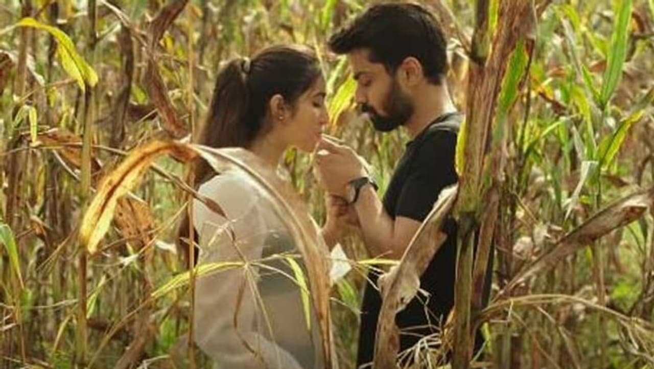 <p style="text align: justify;">క్లాసిక్ హిట్స్ లాంటి ఎన్నో అద్భుతమైన చిత్రాలను తెరకెక్కించిన నిర్మాత ఎంఎస్ రాజు. వర్షం, నువ్వొస్తానంటే నేనొద్దంటానా, దేవి లాంటి సినిమాలతో ఓ రేంజ్ ఇమేజ్ అందుకున్న రాజు, కొంత కాలంగా సినిమాలకు దూరమయ్యాడు. లాంగ్ గ్యాప్ తరువాత దర్శకుడిగా యూత్ను టార్గెట్ చేస్తూ ఓ బోల్డ్ అడల్ట్ కంటెంట్ సినిమాతో ప్రేక్షకుల ముందుకు వస్తున్నాడు. డర్టీ హరి పేరుతో తెరకెక్కుతున్న ఈ సినిమా ప్రమోషన్ కార్యక్రమాలు ప్రారంభించారు చిత్రయూనిట్.</p> <p style="text align: justify;">క్లాసిక్ హిట్స్ లాంటి ఎన్నో అద్భుతమైన చిత్రాలను తెరకెక్కించిన నిర్మాత ఎంఎస్ రాజు. వర్షం, నువ్వొస్తానంటే నేనొద్దంటానా, దేవి లాంటి సినిమాలతో ఓ రేంజ్ ఇమేజ్ అందుకున్న రాజు, కొంత కాలంగా సినిమాలకు దూరమయ్యాడు. లాంగ్ గ్యాప్ తరువాత దర్శకుడిగా యూత్ను టార్గెట్ చేస్తూ ఓ బోల్డ్ అడల్ట్ కంటెంట్ సినిమాతో ప్రేక్షకుల ముందుకు వస్తున్నాడు. డర్టీ హరి పేరుతో తెరకెక్కుతున్న ఈ సినిమా ప్రమోషన్ కార్యక్రమాలు ప్రారంభించారు చిత్రయూనిట్.</p>