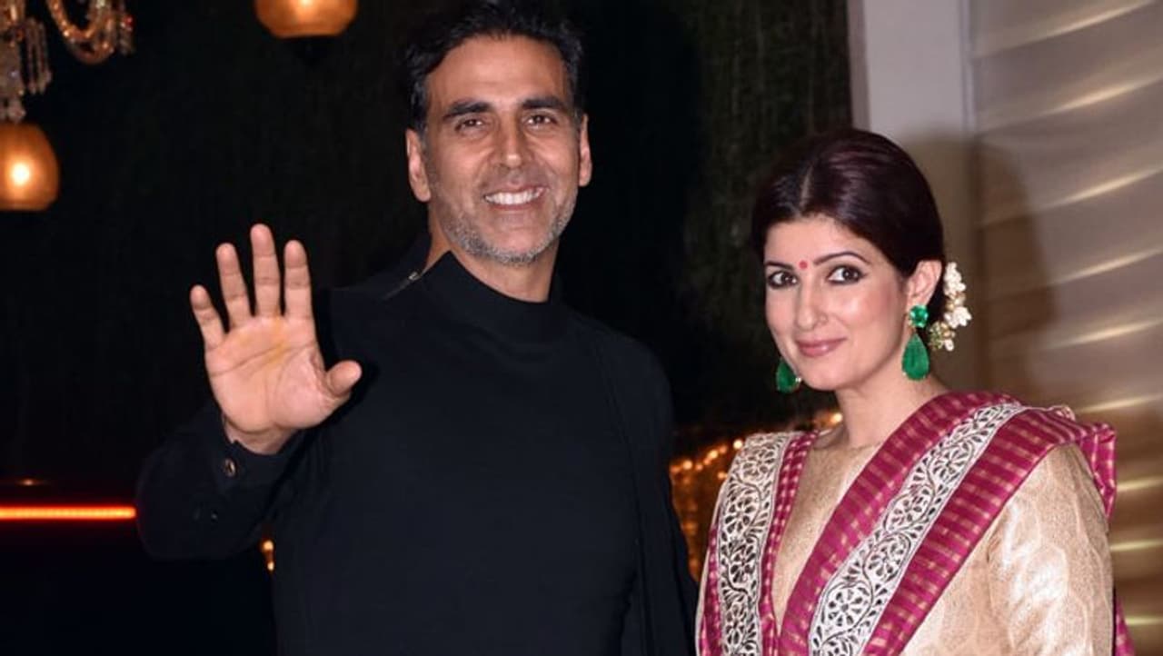 <p>ಅಕ್ಷಯ್ ಕುಮಾರ್ ಅನೇಕ ನಟಿಯರೊಂದಿಗೆ ಸಂಬಂಧ ಹೊಂದಿದ್ದರೂ, ಅಂತಿಮವಾಗಿ ಸೂಪರ್ ಸ್ಟಾರ್ ರಾಜೇಶ್ ಖನ್ನಾರ ಪುತ್ರಿ ಟ್ವಿಂಕಲ್ ಖನ್ನಾರನ್ನು ಮದುವೆಯಾಗಿದ್ದಾರೆ.&nbsp;</p>