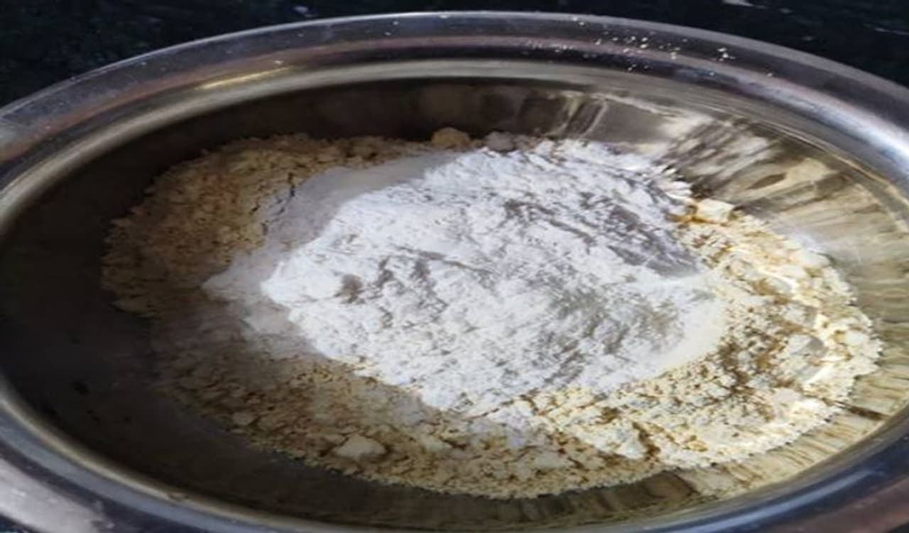 <p>ಎಗ್ಲೆಸ್ ಆಮ್ಲೆಟ್ ತಯಾರಿಸಲು, ಮೊದಲು ಒಂದು ಬಟ್ಟಲಿನಲ್ಲಿ ಕಡಲೆ ಹಿಟ್ಟು ತೆಗೆದುಕೊಳ್ಳಿ.</p> <p>ಎಗ್ಲೆಸ್ ಆಮ್ಲೆಟ್ ತಯಾರಿಸಲು, ಮೊದಲು ಒಂದು ಬಟ್ಟಲಿನಲ್ಲಿ ಕಡಲೆ ಹಿಟ್ಟು ತೆಗೆದುಕೊಳ್ಳಿ.</p>