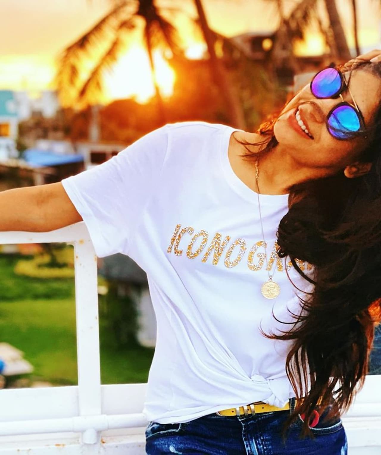 <p>ஸ்டைலிஷ் போஸ் கொடுக்கும் விஜி </p> <p>ஸ்டைலிஷ் போஸ் கொடுக்கும் விஜி </p>