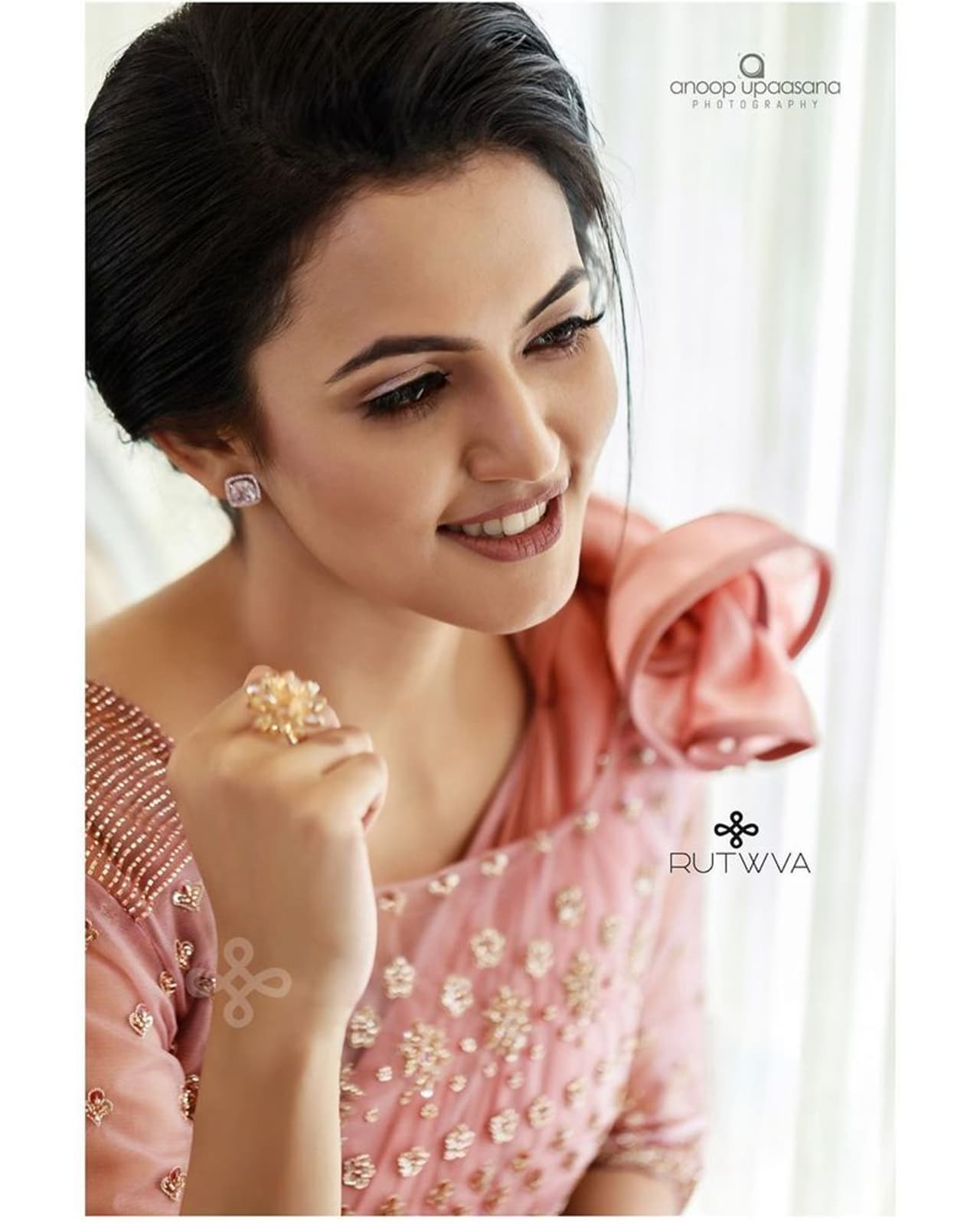 <p>குயின் போல் இருக்கும் அபர்ணா தாஸ் </p> <p>குயின் போல் இருக்கும் அபர்ணா தாஸ் </p>