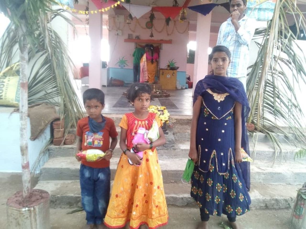 <p>ಯಾದಗಿರಿ ನಗರದಿಂದ 24 ಕಿ.ಮೀ. ದೂರದಲ್ಲಿ ಕಂದಕೂರಿನ ಕೊಂಡಮಾಯಿ ಗುಡ್ಡದಲ್ಲಿ ಪ್ರತಿ ನಾಗರ ಪಂಚಮಿ ದಿನದಂದು ನಡೆಯೋ ಈ ಚೇಳಿನ ಜಾತ್ರೆ ಕುತೂಹಲಕ್ಕೆ ಕಾರಣವಾಗಿದೆ. </p> <p>ಯಾದಗಿರಿ ನಗರದಿಂದ 24 ಕಿ.ಮೀ. ದೂರದಲ್ಲಿ ಕಂದಕೂರಿನ ಕೊಂಡಮಾಯಿ ಗುಡ್ಡದಲ್ಲಿ ಪ್ರತಿ ನಾಗರ ಪಂಚಮಿ ದಿನದಂದು ನಡೆಯೋ ಈ ಚೇಳಿನ ಜಾತ್ರೆ ಕುತೂಹಲಕ್ಕೆ ಕಾರಣವಾಗಿದೆ. </p>