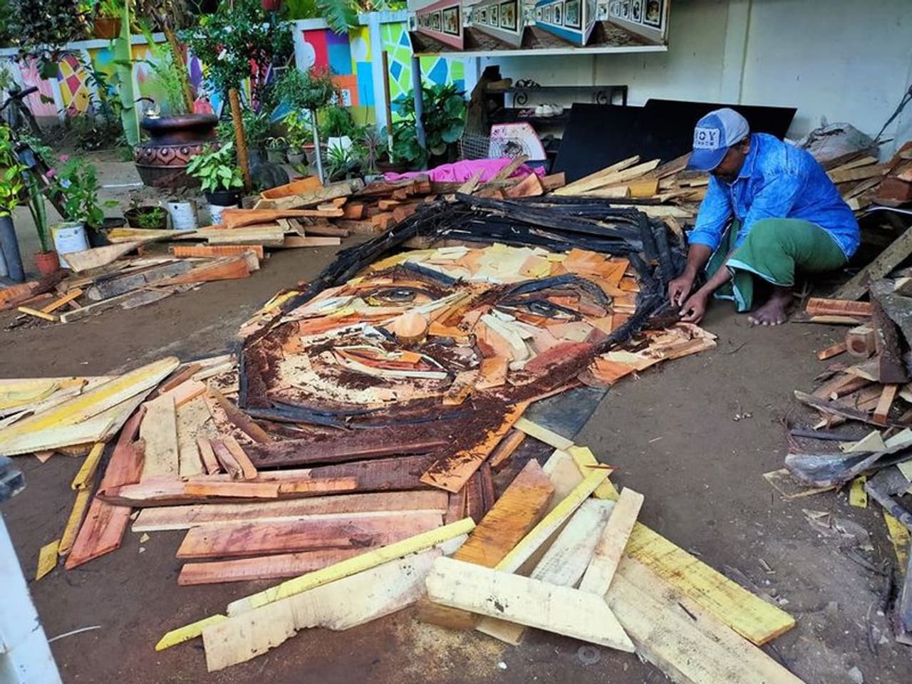 <p>പേപ്പറില് വരയ്ക്കുംപോലെ എളുപ്പമല്ല വിറകുകള് കൊണ്ടുള്ള സൃഷ്ടിയെന്നും പൃഥ്വിയുടെ ഛായ കൊണ്ടുവരാന് പരമാവധി ശ്രമം നടത്തിയെന്നും ഡാവിഞ്ചി സുരേഷ് ഫേസ്ബുക്കില് കുറിച്ചു.</p> <p>പേപ്പറില് വരയ്ക്കുംപോലെ എളുപ്പമല്ല വിറകുകള് കൊണ്ടുള്ള സൃഷ്ടിയെന്നും പൃഥ്വിയുടെ ഛായ കൊണ്ടുവരാന് പരമാവധി ശ്രമം നടത്തിയെന്നും ഡാവിഞ്ചി സുരേഷ് ഫേസ്ബുക്കില് കുറിച്ചു.</p>