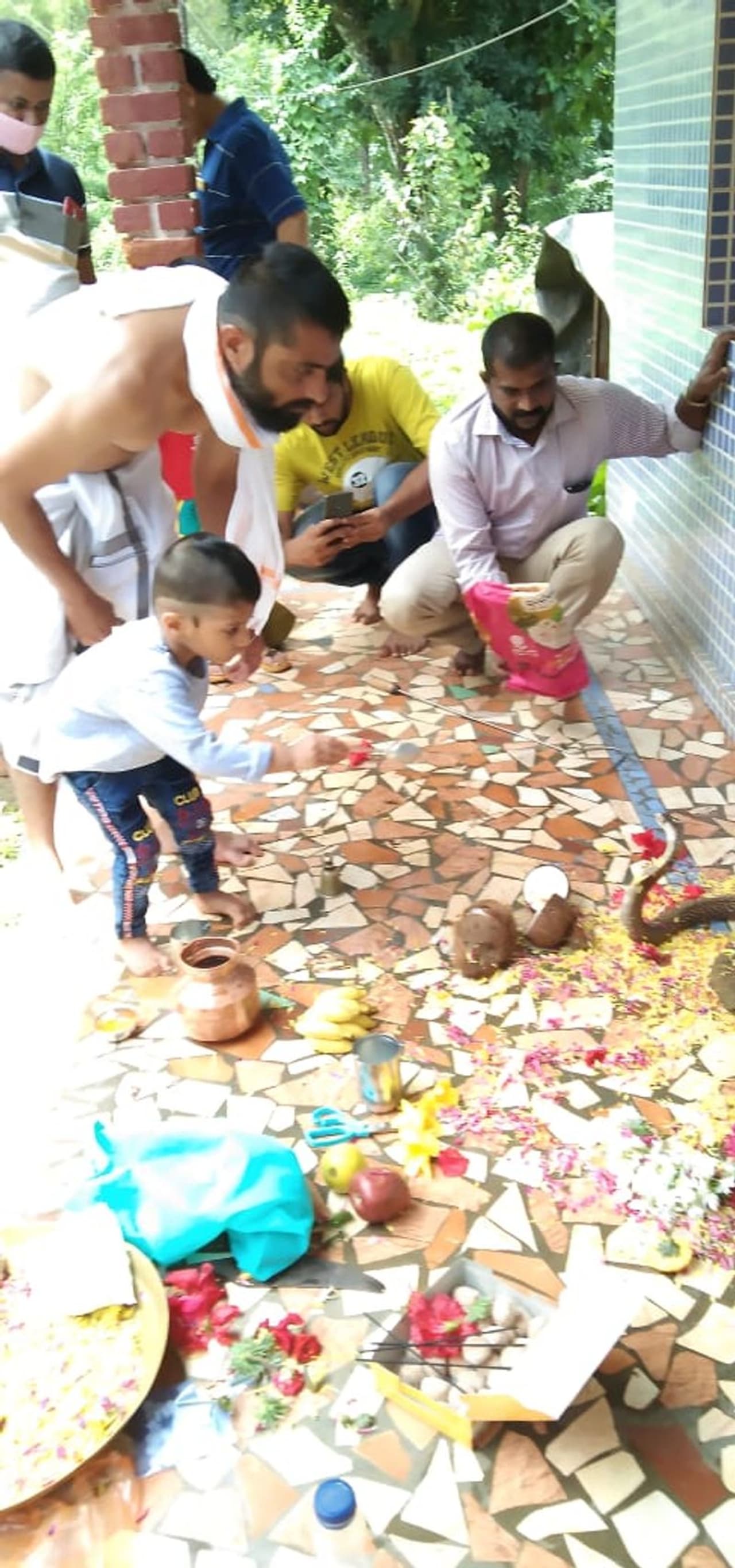 <p>ಈ ಮಾಸದ ಮೊದಲ ಹಬ್ಬ ನಾಗರ ಪಂಚಮಿ. ಹಾವಿನ ಹಬ್ಬ. ಹಿಂದೂ ಕ್ಯಾಲೆಂಡರ್ ಪ್ರಕಾರ, ಹಾವಿನ ದೇವರಿಗೆ ಪ್ರಾರ್ಥನೆ ಸಲ್ಲಿಸಲು ಮೀಸಲಾಗಿರುವ ದಿನ ಇದು.</p> <p>ಈ ಮಾಸದ ಮೊದಲ ಹಬ್ಬ ನಾಗರ ಪಂಚಮಿ. ಹಾವಿನ ಹಬ್ಬ. ಹಿಂದೂ ಕ್ಯಾಲೆಂಡರ್ ಪ್ರಕಾರ, ಹಾವಿನ ದೇವರಿಗೆ ಪ್ರಾರ್ಥನೆ ಸಲ್ಲಿಸಲು ಮೀಸಲಾಗಿರುವ ದಿನ ಇದು.</p>