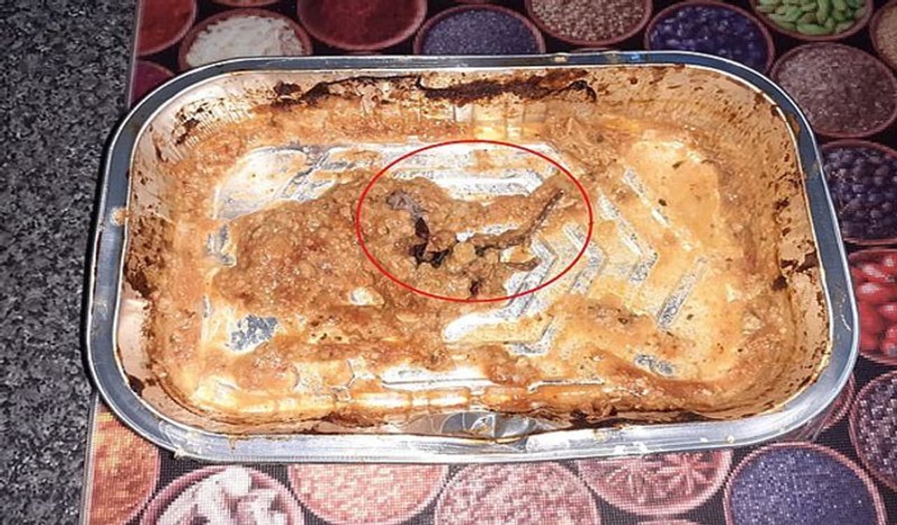 <p>ಟೆಸ್ಕೋ ಶಾಪರ್ ಹೇಗೆ ತಾನು ಟೆಸ್ಕೋದಿಂದ ತರಿಸಿಕೊಂಡ ಆಹಾಋ ಸೇವಿಸಿದ ಬಳಿಕ ಹನ್ನೆರಡು ಗಂಟೆ ವಾಂತಿ ಮಾಡಬೇಕಾದ ಪರಿಸ್ಥಿತಿ ಎದುರಾಯ್ತು ಎಂಬುವುದನ್ನು ವಿವರಿಸಿದ್ದಾರೆ. ಆಕೆಗೆ ಸಿಕ್ಕ ಬಾಕ್ಸ್ನಲ್ಲಿ ಚಿಕನ್ ಪೀಸ್ ಜೊತೆ ಸತ್ತ ಇಲಿಯನ್ನೂ ಪ್ಯಾಕ್ ಮಾಡಿದ್ದರು.</p> <p>ಟೆಸ್ಕೋ ಶಾಪರ್ ಹೇಗೆ ತಾನು ಟೆಸ್ಕೋದಿಂದ ತರಿಸಿಕೊಂಡ ಆಹಾಋ ಸೇವಿಸಿದ ಬಳಿಕ ಹನ್ನೆರಡು ಗಂಟೆ ವಾಂತಿ ಮಾಡಬೇಕಾದ ಪರಿಸ್ಥಿತಿ ಎದುರಾಯ್ತು ಎಂಬುವುದನ್ನು ವಿವರಿಸಿದ್ದಾರೆ. ಆಕೆಗೆ ಸಿಕ್ಕ ಬಾಕ್ಸ್ನಲ್ಲಿ ಚಿಕನ್ ಪೀಸ್ ಜೊತೆ ಸತ್ತ ಇಲಿಯನ್ನೂ ಪ್ಯಾಕ್ ಮಾಡಿದ್ದರು.</p>