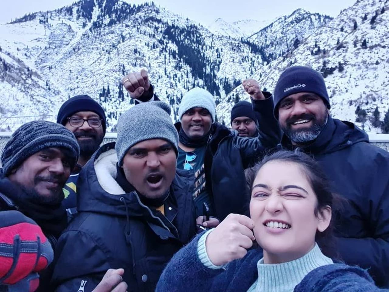 <p>அக்ஷராஹாசன் நடித்து கொண்டு இருக்கும் பட குழுவினருடன் ஒரு செலஃயி </p> <p>அக்ஷராஹாசன் நடித்து கொண்டு இருக்கும் பட குழுவினருடன் ஒரு செலஃயி </p>