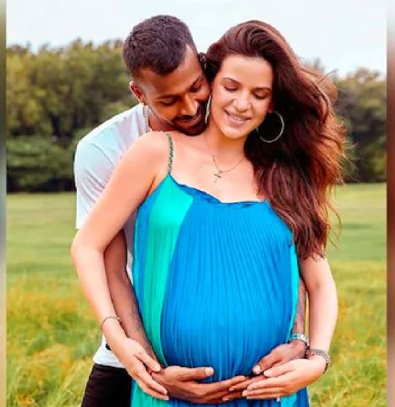 <p>ഇപ്പോള് മുംബൈയിലെ വീട്ടിലാണ് ഹാര്ദിക് പാണ്ഡ്യയുള്ളത് ഐപിഎല്ലില് മുംബൈ ഇന്ത്യന്സിന്റെ താരമായ ഹാര്ദിക് പരിശീലനവും നടത്തുന്നുണ്ട്. അടുത്തിടെ താരം മുന് ഇന്ത്യന് ക്യാപ്റ്റന് ധോണിയെ സന്ദര്ശിച്ചിരുന്നു. </p> <p>ഇപ്പോള് മുംബൈയിലെ വീട്ടിലാണ് ഹാര്ദിക് പാണ്ഡ്യയുള്ളത് ഐപിഎല്ലില് മുംബൈ ഇന്ത്യന്സിന്റെ താരമായ ഹാര്ദിക് പരിശീലനവും നടത്തുന്നുണ്ട്. അടുത്തിടെ താരം മുന് ഇന്ത്യന് ക്യാപ്റ്റന് ധോണിയെ സന്ദര്ശിച്ചിരുന്നു. </p>