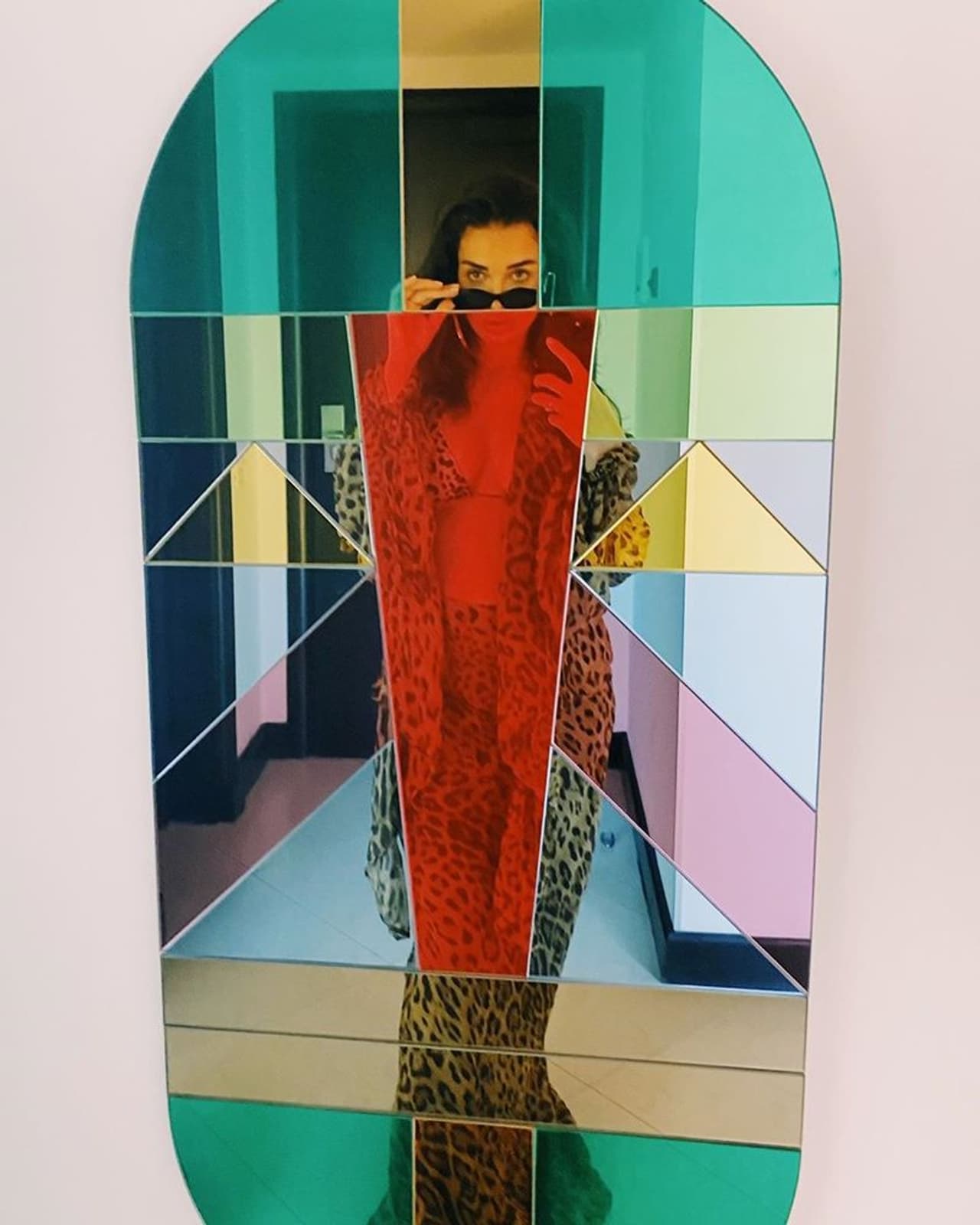 <p>&nbsp;</p><p>வாவ்... கலர் கலரா போஸ்ட் போட்டு மயக்கும் எமி&nbsp;</p>