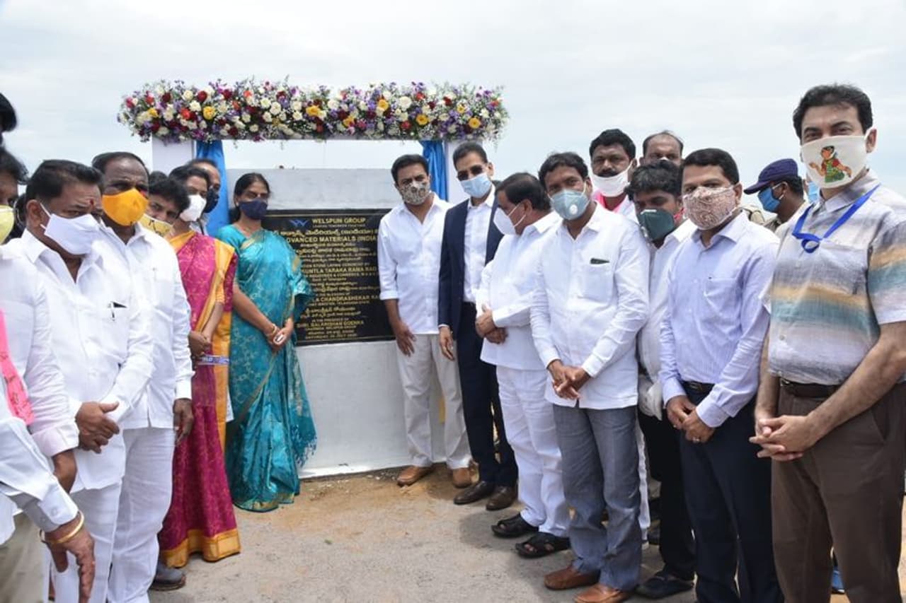 <p>హైదరాబాద్: చందన్వెల్లి పారిశ్రామిక పార్కులో ఏర్పాటుచేసిన వెల్స్ పన్ ఫ్లోరింగ్ కంపెనీని రాష్ట్ర పరిశ్రమల శాఖ మంత్రి కేటీఆర్ ప్రారంభించారు. మరో మంత్రి సబితా ఇంద్రారెడ్డి, స్థానిక ఎమ్మెల్యేలు, ఎంపీలతో కలిసి కేటీఆర్ ఈ ప్రారంభోత్సవ కార్యక్రమంలో పాల్గొన్నారు. </p> <p>హైదరాబాద్: చందన్వెల్లి పారిశ్రామిక పార్కులో ఏర్పాటుచేసిన వెల్స్ పన్ ఫ్లోరింగ్ కంపెనీని రాష్ట్ర పరిశ్రమల శాఖ మంత్రి కేటీఆర్ ప్రారంభించారు. మరో మంత్రి సబితా ఇంద్రారెడ్డి, స్థానిక ఎమ్మెల్యేలు, ఎంపీలతో కలిసి కేటీఆర్ ఈ ప్రారంభోత్సవ కార్యక్రమంలో పాల్గొన్నారు. </p>