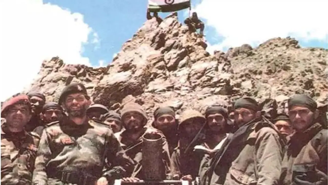 దాయాది దేశం పాకిస్థాన్ కన్ను ఎప్పుడూ కాశ్మీర్ మీదే. ఏదో వంకతో స్థానిక యువతను రెచ్చగొడుతూ దేశంలో అలజడి సృష్టిస్తూనే ఉంది. అలాంటి ప్రయత్నమే 1999లో కూడా చేసింది. అయితే ఈసారి ఉగ్రవాదులతో పాక్ ఆర్మీ చేతులు కలిపింది. సహజ నిబంధనలు ఉల్లంఘించి నియంత్రణ రేఖను దాటి వచ్చి మన ఆర్మీ పై దాడికి తెగబడింది. ఇండియన్ ఆర్మీ ధీటుగా స్పందించింది ఆపరేషన్ విజయ్ తో పాటు బుద్ధి చెప్పింది. దాయాది దేశం పాకిస్థాన్ కన్ను ఎప్పుడూ కాశ్మీర్ మీదే. ఏదో వంకతో స్థానిక యువతను రెచ్చగొడుతూ దేశంలో అలజడి సృష్టిస్తూనే ఉంది. అలాంటి ప్రయత్నమే 1999లో కూడా చేసింది. అయితే ఈసారి ఉగ్రవాదులతో పాక్ ఆర్మీ చేతులు కలిపింది. సహజ నిబంధనలు ఉల్లంఘించి నియంత్రణ రేఖను దాటి వచ్చి మన ఆర్మీ పై దాడికి తెగబడింది. ఇండియన్ ఆర్మీ ధీటుగా స్పందించింది ఆపరేషన్ విజయ్ తో పాటు బుద్ధి చెప్పింది.