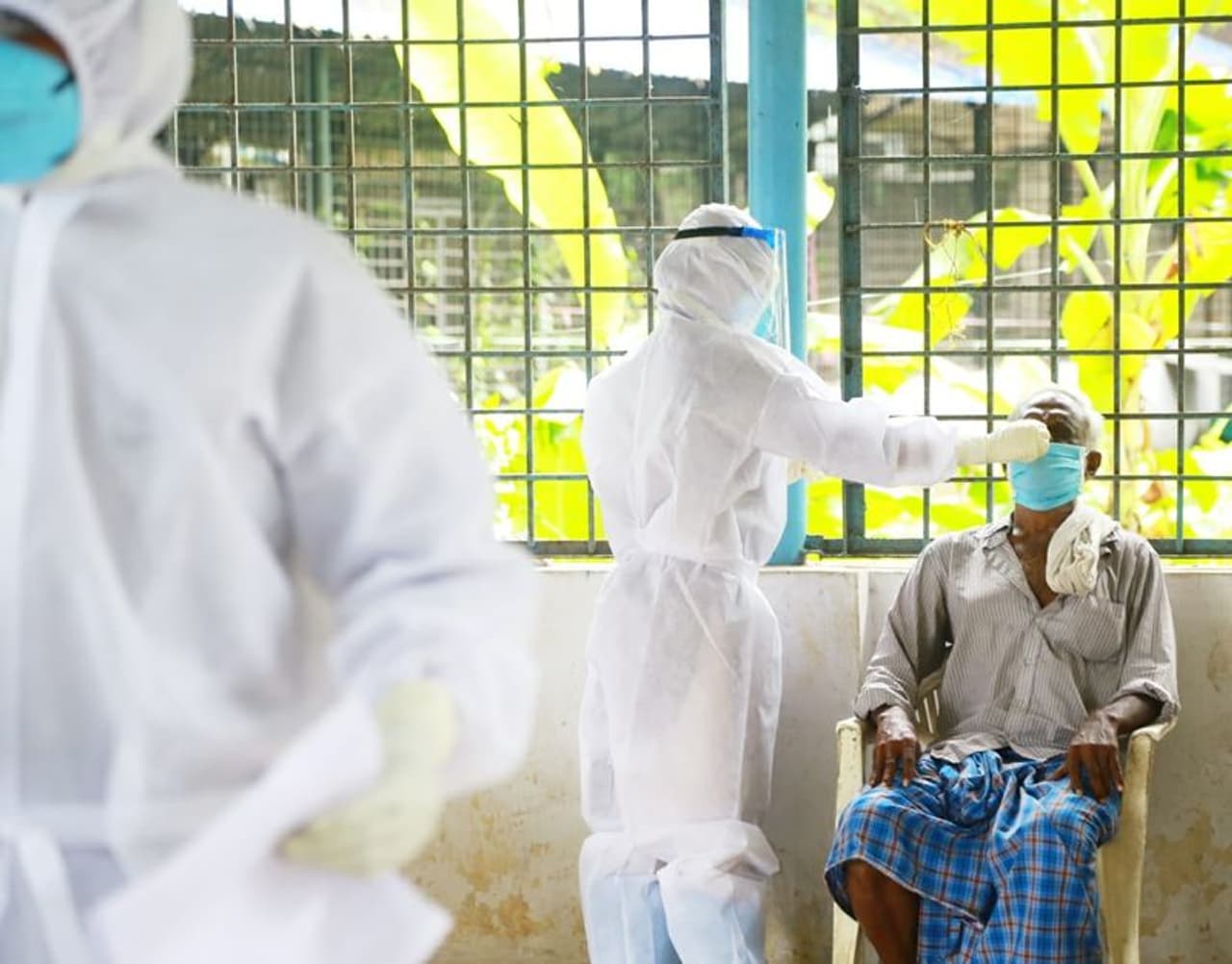 <p>ഇന്നലെ കേരളത്തില് നാല് കൊവിഡ് രോഗികളാണ് മരിച്ചത്. എന്നാല് ഇന്ന് ഇതുവരെയായി കേരളത്തില് മാത്രം അഞ്ച് പേര്കൂടി കൊവിഡിന് കീഴടങ്ങി. </p> <p>ഇന്നലെ കേരളത്തില് നാല് കൊവിഡ് രോഗികളാണ് മരിച്ചത്. എന്നാല് ഇന്ന് ഇതുവരെയായി കേരളത്തില് മാത്രം അഞ്ച് പേര്കൂടി കൊവിഡിന് കീഴടങ്ങി. </p>