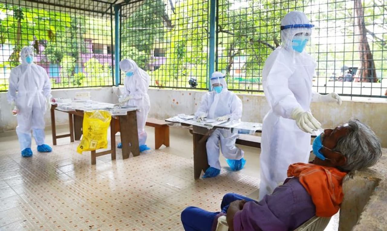 <p>Karnataka reported 5,536 fresh cases and the tally stands at over 1.1 lakh. The fatalities due to coronavirus breached the 2,000 mark on July 28.<br /> </p> <p>Karnataka reported 5,536 fresh cases and the tally stands at over 1.1 lakh. The fatalities due to coronavirus breached the 2,000 mark on July 28.<br /> </p>