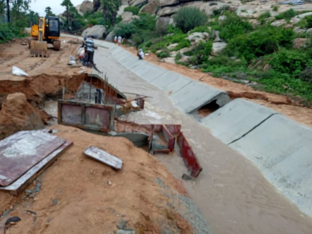 <p>ವಿಜಯನಗರ ಕಾಲದಲ್ಲಿ ಅರಸರು ತುಂಗಭದ್ರ ನದಿ ಮೂಲಕ ಕಾಲುವೆಯನ್ನು ನಿರ್ಮಿಸಿ ಹೊಲ ಗದ್ದೆಗಳಿಗೆ ನೀರು ಹರಿಸಿಕೊಳ್ಳುತ್ತಿದ್ದರು. ಅಂದಿನ ಕಾಲದಲ್ಲಿರುವ ಒಟ್ಟು 16 ಕಾಲುವೆ ಶಾಶ್ವತ ದುರಸ್ಥಿಗಾಗಿ 370 ಕೋಟಿ ರುಪಾಯಿ ಅನುದಾನ ಮಂಜೂರಿ ಮಾಡಿದೆ.</p>