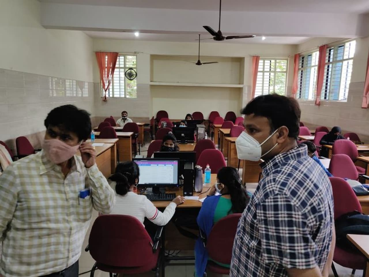 <p>ಭಾನುವಾರ ಬೊಮ್ಮನಹಳ್ಳಿ ವಲಯ ವ್ಯಾಪ್ತಿಯ ಎಚ್ಎಸ್ಆರ್ ಲೇಔಟ್ನ ಬಿಡಿಎ ಕಾಂಪ್ಲೆಕ್ಸ್ ನಲ್ಲಿ ಸ್ಥಾಪಿಸಿರುವ ಕೋವಿಡ್ ವಾರ್ ರೂಂಗೆ ಭೇಟಿ ನೀಡಿ ಪರಿಶೀಲಿಸಿದರು. ಈ ವೇಳೆ ಬೊಮ್ಮನಹಳ್ಳಿ ವಲಯದಲ್ಲಿ ಸೋಂಕು ನಿಯಂತ್ರಣಕ್ಕೆ ಕೋವಿಡ್ ವಾರ್ ರೂಂ ಜತೆಗೆ, ಟ್ವಿಟರ್ ಖಾತೆ BommanahalliBBMP, 24/7 ಕರೆ, ವ್ಯಾಟ್ಸಾಪ್, ಟೆಲಿಗ್ರಾಂ ಸಹಾಯವಾಣಿ ಸಂಖ್ಯೆ 8884666670 ಚಾಲನೆ ನೀಡಲಾಯಿತು.</p> <p>ಭಾನುವಾರ ಬೊಮ್ಮನಹಳ್ಳಿ ವಲಯ ವ್ಯಾಪ್ತಿಯ ಎಚ್ಎಸ್ಆರ್ ಲೇಔಟ್ನ ಬಿಡಿಎ ಕಾಂಪ್ಲೆಕ್ಸ್ ನಲ್ಲಿ ಸ್ಥಾಪಿಸಿರುವ ಕೋವಿಡ್ ವಾರ್ ರೂಂಗೆ ಭೇಟಿ ನೀಡಿ ಪರಿಶೀಲಿಸಿದರು. ಈ ವೇಳೆ ಬೊಮ್ಮನಹಳ್ಳಿ ವಲಯದಲ್ಲಿ ಸೋಂಕು ನಿಯಂತ್ರಣಕ್ಕೆ ಕೋವಿಡ್ ವಾರ್ ರೂಂ ಜತೆಗೆ, ಟ್ವಿಟರ್ ಖಾತೆ BommanahalliBBMP, 24/7 ಕರೆ, ವ್ಯಾಟ್ಸಾಪ್, ಟೆಲಿಗ್ರಾಂ ಸಹಾಯವಾಣಿ ಸಂಖ್ಯೆ 8884666670 ಚಾಲನೆ ನೀಡಲಾಯಿತು.</p>