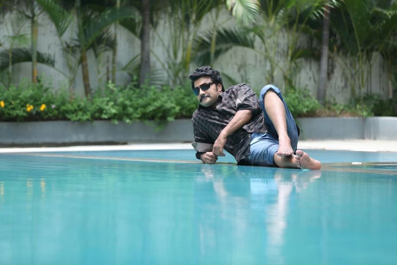 <p>ಸಾಯಿ ಕುಮಾರ್ ಕನ್ನಡ ಮತ್ತು ತೆಲಗು ಚಿತ್ರರಂಗದಲ್ಲಿ ಸಕ್ರಿಯವಾಗಿರುವ ಖ್ಯಾತ ನಟ. ಪೂರ್ಣ ಹೆಸರು ಸಾಯಿಕುಮಾರ್ ಶರ್ಮ ಪುಡಿಪೆಡ್ಡಿ.</p> <p>ಸಾಯಿ ಕುಮಾರ್ ಕನ್ನಡ ಮತ್ತು ತೆಲಗು ಚಿತ್ರರಂಗದಲ್ಲಿ ಸಕ್ರಿಯವಾಗಿರುವ ಖ್ಯಾತ ನಟ. ಪೂರ್ಣ ಹೆಸರು ಸಾಯಿಕುಮಾರ್ ಶರ್ಮ ಪುಡಿಪೆಡ್ಡಿ.</p>