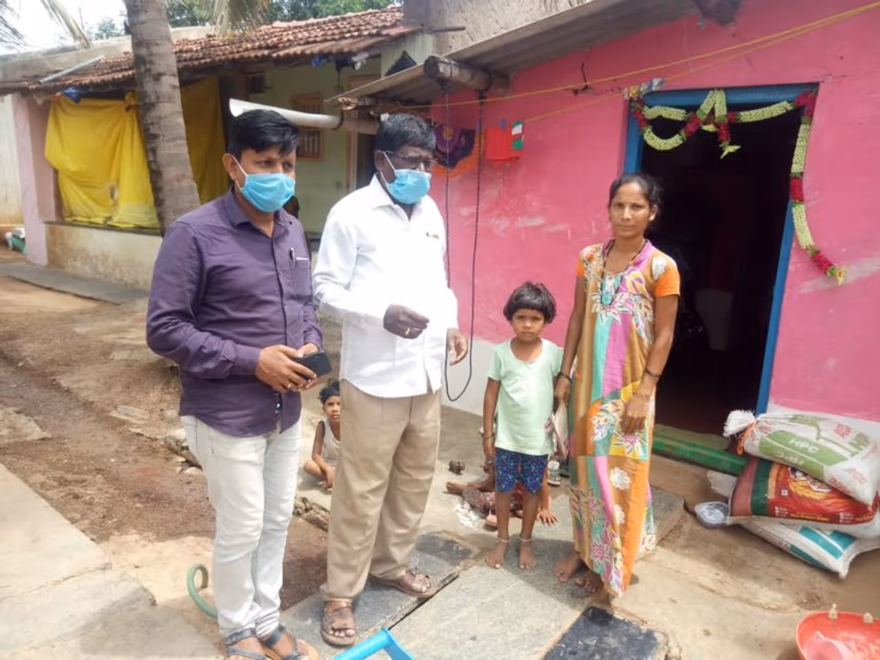 <p>ಕೊರೋನಾ ಮಹಾಮಾರಿ ನಿಯಂತ್ರಣಕ್ಕೆ ಬಾರದ್ದರಿಂದ ಇನ್ನೂ ಶಾಲೆಗಳು ಆರಂಭವಾಗಿಲ್ಲ. ಕಳೆದ ಮಾಚ್ರ್ ತಿಂಗಳಲ್ಲಿ ಕೊರೋನಾ ಸೋಂಕು ಕಾಲಿಟ್ಟವೇಳೆ ಪರೀಕ್ಷೆಯನ್ನು ನಡೆಸದೇ ಬೇಸಿಗೆ ರಜೆ ಘೋಷಿಸಲಾಗಿತ್ತು. ಸುಮಾರು 4 ತಿಂಗಳೇ ಕಳೆದರೂ ಕೊರೋನಾ ನಿಯಂತ್ರಣಕ್ಕೆ ಬರುತ್ತಿಲ್ಲ. ಸೋಂಕು ಇನ್ನಷ್ಟುಹೆಚ್ಚುತ್ತಲೇ ಸಾಗಿದ್ದರಿಂದ ಶಾಲೆ ಪುನಾರಂಭ ಯಾವಾಗ ಎಂಬುದು ಅನಿಶ್ಚಿತತೆಯಿಂದ ಕೂಡಿದೆ. ಇದರಿಂದ ಮಕ್ಕಳ ವಿದ್ಯಾಭ್ಯಾಸಕ್ಕೆ ದೊಡ್ಡ ಹೊಡೆತ ಬೀಳುತ್ತಿರುವುದನ್ನು ಮನಗಂಡ ಮೆಳ್ಳಾಗಟ್ಟಿಹಿರಿಯ ಪ್ರಾಥಮಿಕ ಶಾಲೆ ಶಿಕ್ಷಕರು ಮನೆಮನೆಗೆ ಹೋಗಿ ಪಾಠ ಮಾಡುತ್ತಿದ್ದಾರೆ. ವಾಟ್ಸ್ಆ್ಯಪ್ ಮೂಲಕವೂ ಮನೆಪಾಠ ಪರಿಶೀಲಿಸುತ್ತಿದ್ದಾರೆ.</p> <p>ಕೊರೋನಾ ಮಹಾಮಾರಿ ನಿಯಂತ್ರಣಕ್ಕೆ ಬಾರದ್ದರಿಂದ ಇನ್ನೂ ಶಾಲೆಗಳು ಆರಂಭವಾಗಿಲ್ಲ. ಕಳೆದ ಮಾಚ್ರ್ ತಿಂಗಳಲ್ಲಿ ಕೊರೋನಾ ಸೋಂಕು ಕಾಲಿಟ್ಟವೇಳೆ ಪರೀಕ್ಷೆಯನ್ನು ನಡೆಸದೇ ಬೇಸಿಗೆ ರಜೆ ಘೋಷಿಸಲಾಗಿತ್ತು. ಸುಮಾರು 4 ತಿಂಗಳೇ ಕಳೆದರೂ ಕೊರೋನಾ ನಿಯಂತ್ರಣಕ್ಕೆ ಬರುತ್ತಿಲ್ಲ. ಸೋಂಕು ಇನ್ನಷ್ಟುಹೆಚ್ಚುತ್ತಲೇ ಸಾಗಿದ್ದರಿಂದ ಶಾಲೆ ಪುನಾರಂಭ ಯಾವಾಗ ಎಂಬುದು ಅನಿಶ್ಚಿತತೆಯಿಂದ ಕೂಡಿದೆ. ಇದರಿಂದ ಮಕ್ಕಳ ವಿದ್ಯಾಭ್ಯಾಸಕ್ಕೆ ದೊಡ್ಡ ಹೊಡೆತ ಬೀಳುತ್ತಿರುವುದನ್ನು ಮನಗಂಡ ಮೆಳ್ಳಾಗಟ್ಟಿಹಿರಿಯ ಪ್ರಾಥಮಿಕ ಶಾಲೆ ಶಿಕ್ಷಕರು ಮನೆಮನೆಗೆ ಹೋಗಿ ಪಾಠ ಮಾಡುತ್ತಿದ್ದಾರೆ. ವಾಟ್ಸ್ಆ್ಯಪ್ ಮೂಲಕವೂ ಮನೆಪಾಠ ಪರಿಶೀಲಿಸುತ್ತಿದ್ದಾರೆ.</p>