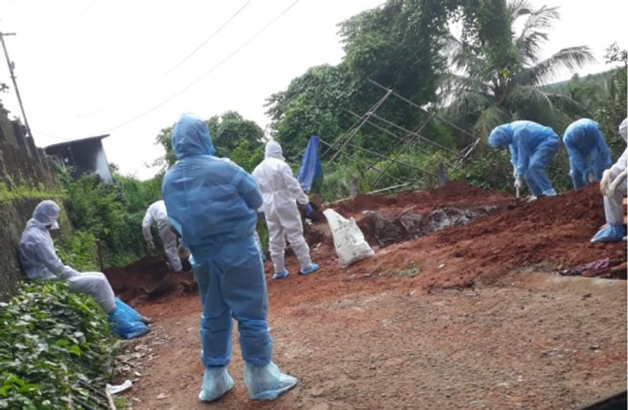 <p>രോഗതീവ്രത സ്ഥിരീകരിച്ച മേഖലകളില് കടുത്ത നിയന്ത്രണം ഏര്പ്പെടുത്തി മറ്റ് സ്ഥലങ്ങളില് നിയന്ത്രിതമായ രീതിയില് തുറന്ന് കൊടുക്കാമെന്നാണ് തീരുമാനം. </p> <p>രോഗതീവ്രത സ്ഥിരീകരിച്ച മേഖലകളില് കടുത്ത നിയന്ത്രണം ഏര്പ്പെടുത്തി മറ്റ് സ്ഥലങ്ങളില് നിയന്ത്രിതമായ രീതിയില് തുറന്ന് കൊടുക്കാമെന്നാണ് തീരുമാനം. </p>