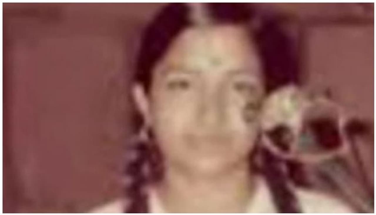 <p>കെ എസ് ചിത്ര ആദ്യമായി ഒരു സിനിമയ്ക്ക് ഗാനം ആലപിച്ചത് 1979ല് ആണ്. എം ജി രാധാകൃഷ്ണന്റെ സംഗീതത്തിൽ അട്ടഹാസമെന്ന ചിത്രത്തിൽ ചെല്ലം ചെല്ലം എന്ന ഗാനം പാടിക്കൊണ്ടായിരുന്നു തുടക്കം.</p> <p>കെ എസ് ചിത്ര ആദ്യമായി ഒരു സിനിമയ്ക്ക് ഗാനം ആലപിച്ചത് 1979ല് ആണ്. എം ജി രാധാകൃഷ്ണന്റെ സംഗീതത്തിൽ അട്ടഹാസമെന്ന ചിത്രത്തിൽ ചെല്ലം ചെല്ലം എന്ന ഗാനം പാടിക്കൊണ്ടായിരുന്നു തുടക്കം.</p>