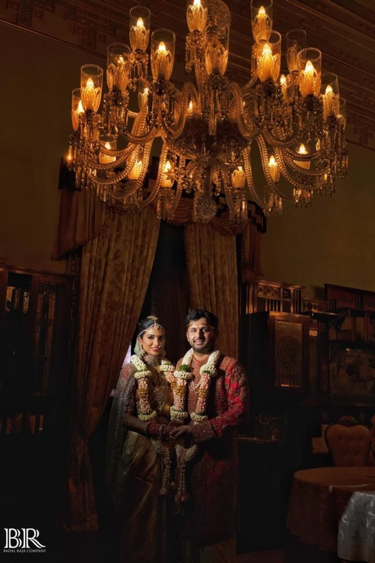 <p>தெலுங்கு சினிமாவில் முன்னணி இளம் ஹீரோவாக வலம் வருபவர் நிதின். இவர் டோலிவுட்டின் பிரபல விநியோகஸ்தர் மற்றும் தயாரிப்பாளரான சுதாகர் ரெட்டியின் மகன்.</p> <p>தெலுங்கு சினிமாவில் முன்னணி இளம் ஹீரோவாக வலம் வருபவர் நிதின். இவர் டோலிவுட்டின் பிரபல விநியோகஸ்தர் மற்றும் தயாரிப்பாளரான சுதாகர் ரெட்டியின் மகன்.</p>