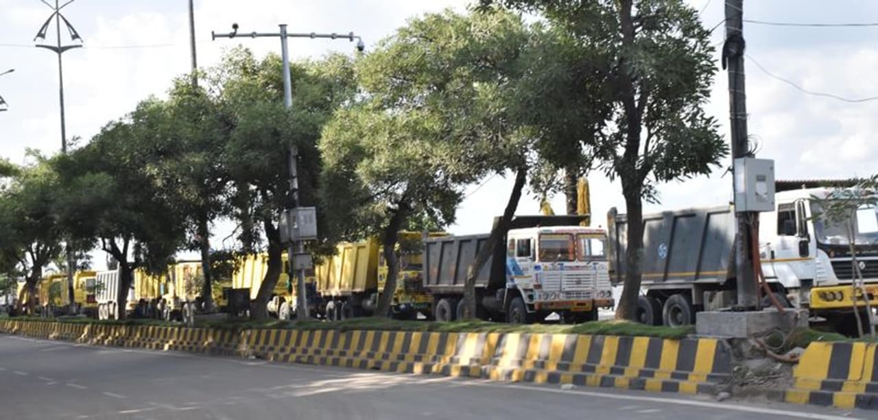 <p>తెలంగాణ సచివాలయం కూల్చివేత... శిథిలాలను తీసుకువెళుతున్న వాహనాలు</p> <p>తెలంగాణ సచివాలయం కూల్చివేత... శిథిలాలను తీసుకువెళుతున్న వాహనాలు</p>