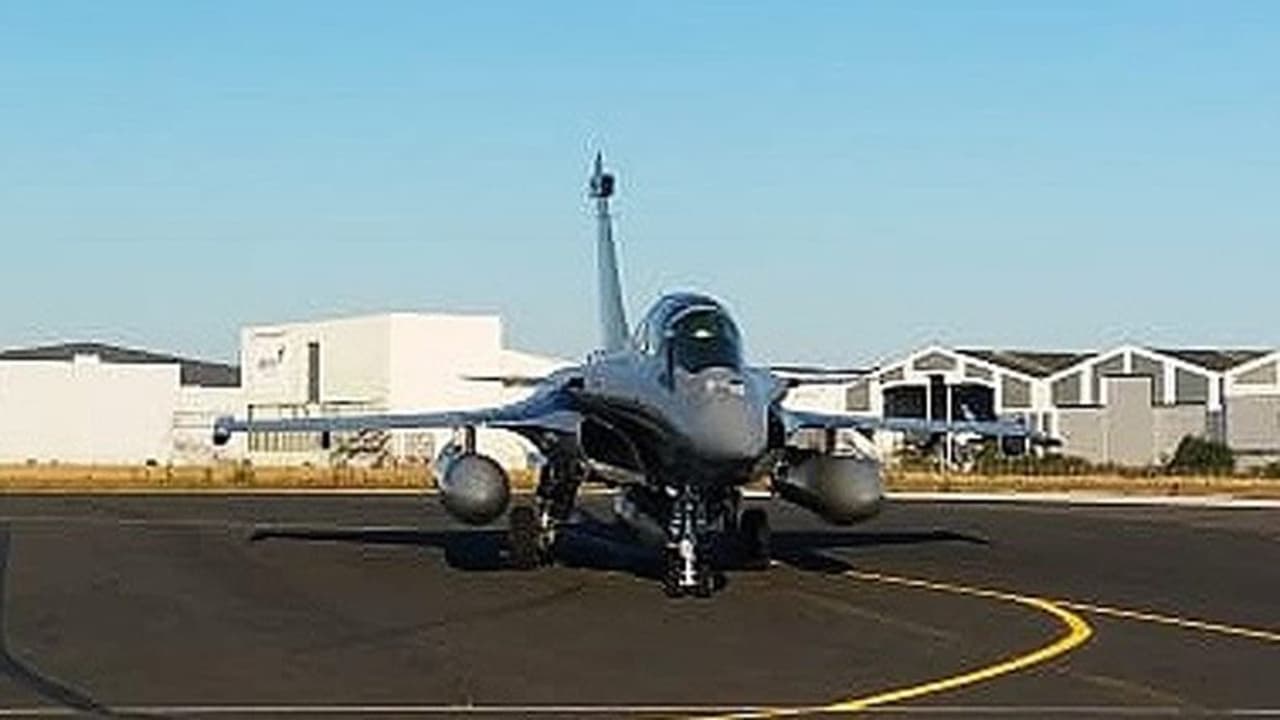 <p>36 വിമാനങ്ങളുടെ കരാറാണ് ഇന്ത്യ ഫ്രാൻസുമായി ഒപ്പ് വച്ചത്. ഇന്ത്യയിലേക്കുള്ള സംഘത്തിനൊപ്പം എൻജിനീയറിങ് ക്രൂ അംഗങ്ങളുമുണ്ട്.</p> <p>36 വിമാനങ്ങളുടെ കരാറാണ് ഇന്ത്യ ഫ്രാൻസുമായി ഒപ്പ് വച്ചത്. ഇന്ത്യയിലേക്കുള്ള സംഘത്തിനൊപ്പം എൻജിനീയറിങ് ക്രൂ അംഗങ്ങളുമുണ്ട്.</p>