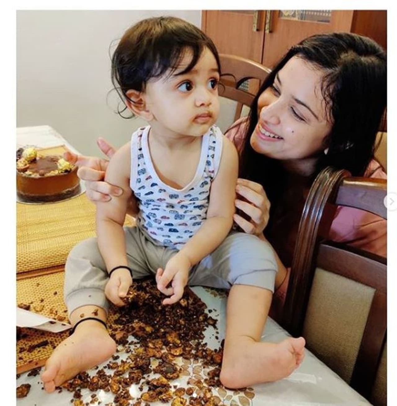 <p>ತಂದೆಯ ಬರ್ತಡೇ ದಿನ ಮಾಡಿದ ತುಂಟಾಟ ಪೋಟೋ ಸಿಕ್ಕಾಪಟ್ಟೆ ವೈರಲ್.</p>