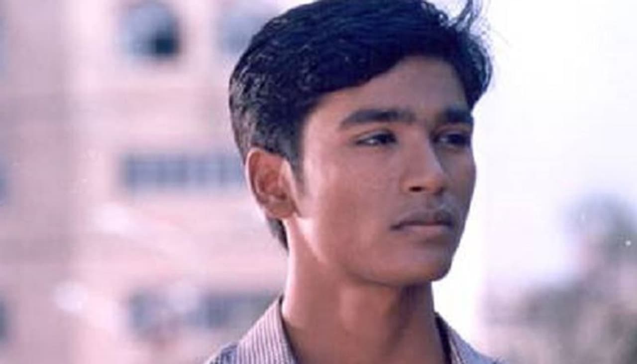 <p>Thulluvadho Ilamai ಸಿನಿಮಾದ ಮೂಲಕ ಬಣ್ಣದ ಲೋಕಕ್ಕೆ&nbsp;ಪಾದಾರ್ಪಣೆ ಮಾಡಿದರು. ವಿದ್ಯಾರ್ಥಿಯಾಗಿ ನಟಿಸಿದ ಚಿತ್ರಕ್ಕೆ ಉತ್ತಮ ಪ್ರತಿಕ್ರಿಯೆ ಸಿಕ್ಕಿತು.</p>