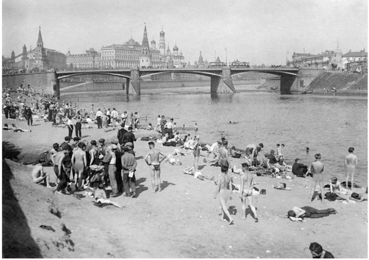 <p>ರಷ್ಯಾದ ಕಡಲತೀರದಲ್ಲಿ ಈ ವಿನೂತನ ಕ್ರಾಂತಿಯಲ್ಲಿ ನಗ್ನರಾಗಿ ಭಾಗವಹಿಸಿದ ಕಾರ್ಯಕರ್ತರು. ಇದು 1928 ರಲ್ಲಿ ತೆಗೆದ ಚಿತ್ರ.</p> <p>ರಷ್ಯಾದ ಕಡಲತೀರದಲ್ಲಿ ಈ ವಿನೂತನ ಕ್ರಾಂತಿಯಲ್ಲಿ ನಗ್ನರಾಗಿ ಭಾಗವಹಿಸಿದ ಕಾರ್ಯಕರ್ತರು. ಇದು 1928 ರಲ್ಲಿ ತೆಗೆದ ಚಿತ್ರ.</p>