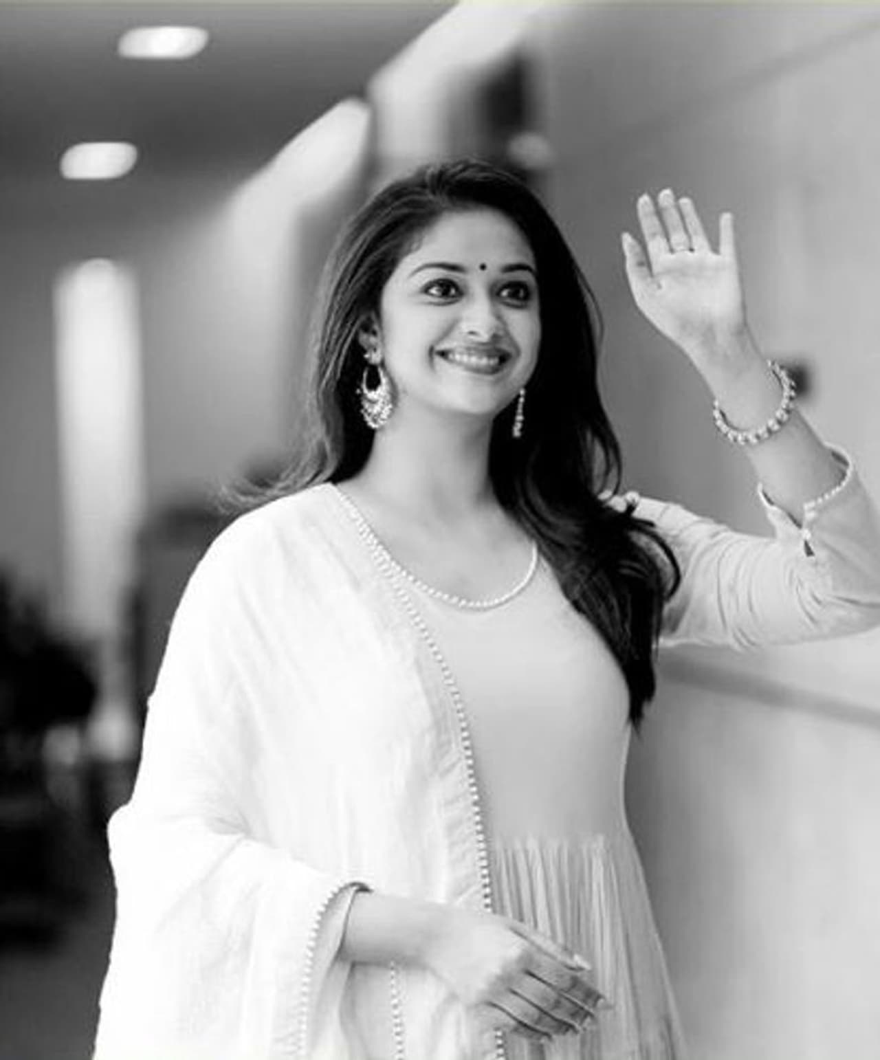 <p>நடிகை கீர்த்தி சுரேஷ், சாவித்திரியின் வாழ்க்கை படத்தில் நடித்ததற்காக சிறந்த நடிகைக்கான தேசிய விருதை பெற்றார். இந்த படத்தை தொடர்ந்து திரைப்படங்களின் கதைகளை மிகவும் கவனமாக தேர்வு செய்து நடித்து வருகிறார்.</p> <p>நடிகை கீர்த்தி சுரேஷ், சாவித்திரியின் வாழ்க்கை படத்தில் நடித்ததற்காக சிறந்த நடிகைக்கான தேசிய விருதை பெற்றார். இந்த படத்தை தொடர்ந்து திரைப்படங்களின் கதைகளை மிகவும் கவனமாக தேர்வு செய்து நடித்து வருகிறார்.</p>