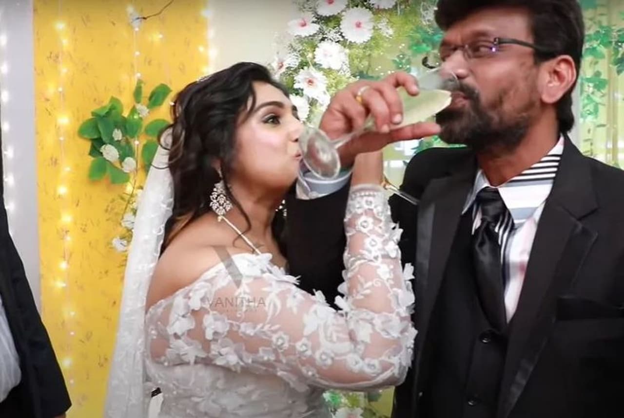 <p>வனிதா பீட்டர் பால் பஞ்சாயத்து ஊர் அறிந்த சங்கதியாக மாறிவிட்டது. தனது 3வது திருமணம் குறித்து புகார் அளித்தவர்களை வனிதா கிழித்தெடுத்த காலம் மாறி, தற்போது அவர் மீது புகார்களாக குவிய ஆரம்பித்துள்ளது. </p> <p>வனிதா பீட்டர் பால் பஞ்சாயத்து ஊர் அறிந்த சங்கதியாக மாறிவிட்டது. தனது 3வது திருமணம் குறித்து புகார் அளித்தவர்களை வனிதா கிழித்தெடுத்த காலம் மாறி, தற்போது அவர் மீது புகார்களாக குவிய ஆரம்பித்துள்ளது. </p>