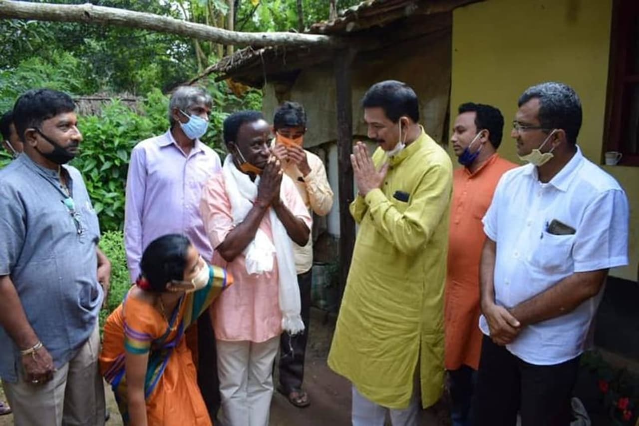 <p>ವಿಧಾನಪರಿಷತ್ ಸದಸ್ಯರಾಗಿ ಆಯ್ಕೆಯಾದ ಶಾಂತಾರಾಮ್ ಸಿದ್ದಿ ಅವರ ಯಲ್ಲಾಪುರ ಬಳಿಯ ಹಿತ್ಲಳ್ಳಿಯ ನಿವಾಸಕ್ಕೆ ಬಿಜೆಪಿ ರಾಜ್ಯಾಧ್ಯಕ್ಷ ನಳಿನ ಕುಮಾರ್ ಕಟೀಲ್ ಭೇಟಿ ನೀಡಿ, ಅಭಿನಂದಿಸಿದ್ರು.</p> <p>ವಿಧಾನಪರಿಷತ್ ಸದಸ್ಯರಾಗಿ ಆಯ್ಕೆಯಾದ ಶಾಂತಾರಾಮ್ ಸಿದ್ದಿ ಅವರ ಯಲ್ಲಾಪುರ ಬಳಿಯ ಹಿತ್ಲಳ್ಳಿಯ ನಿವಾಸಕ್ಕೆ ಬಿಜೆಪಿ ರಾಜ್ಯಾಧ್ಯಕ್ಷ ನಳಿನ ಕುಮಾರ್ ಕಟೀಲ್ ಭೇಟಿ ನೀಡಿ, ಅಭಿನಂದಿಸಿದ್ರು.</p>