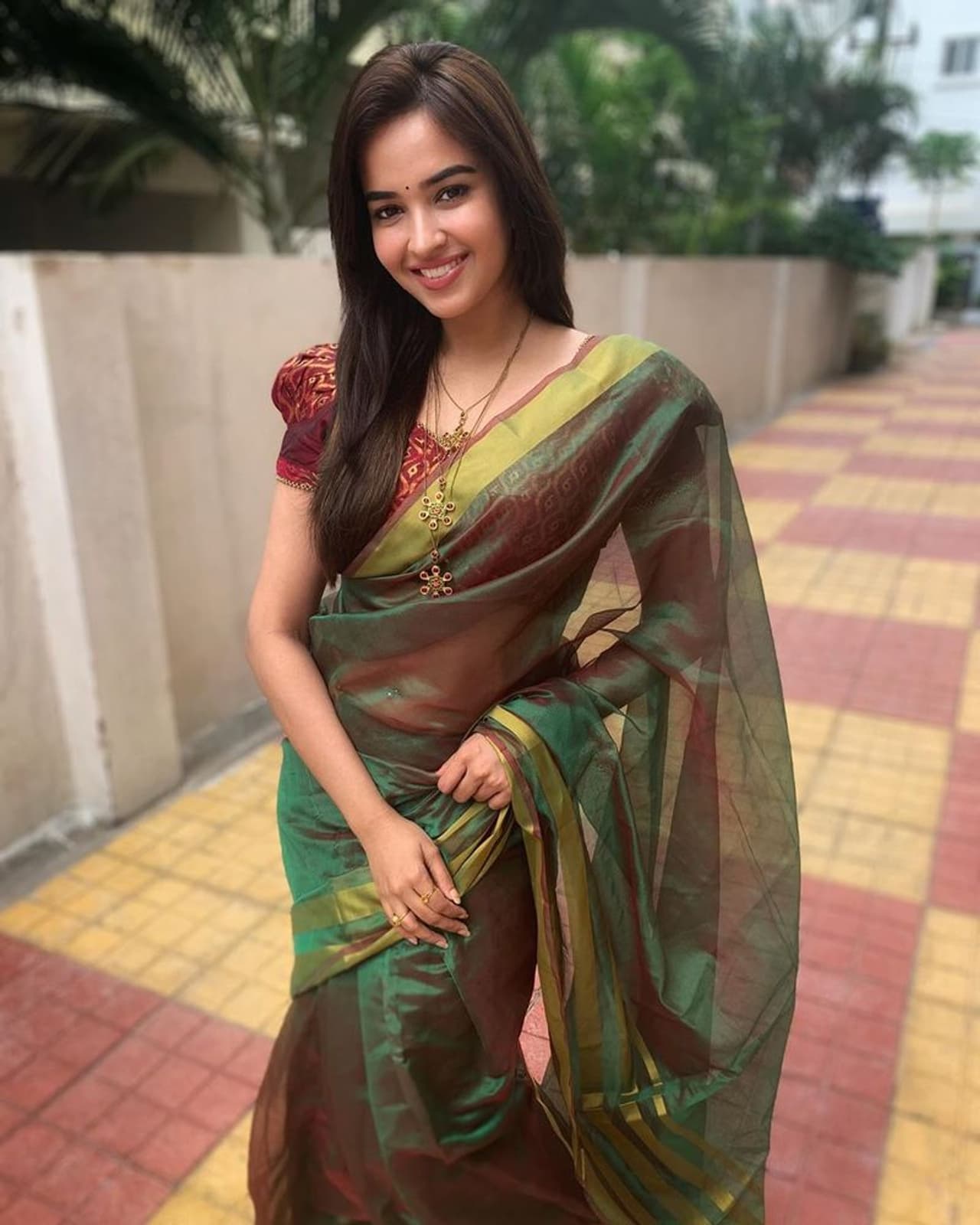 <p>சேலையில் அம்சமாக இருக்கும் பூஜித்த </p> <p>சேலையில் அம்சமாக இருக்கும் பூஜித்த </p>